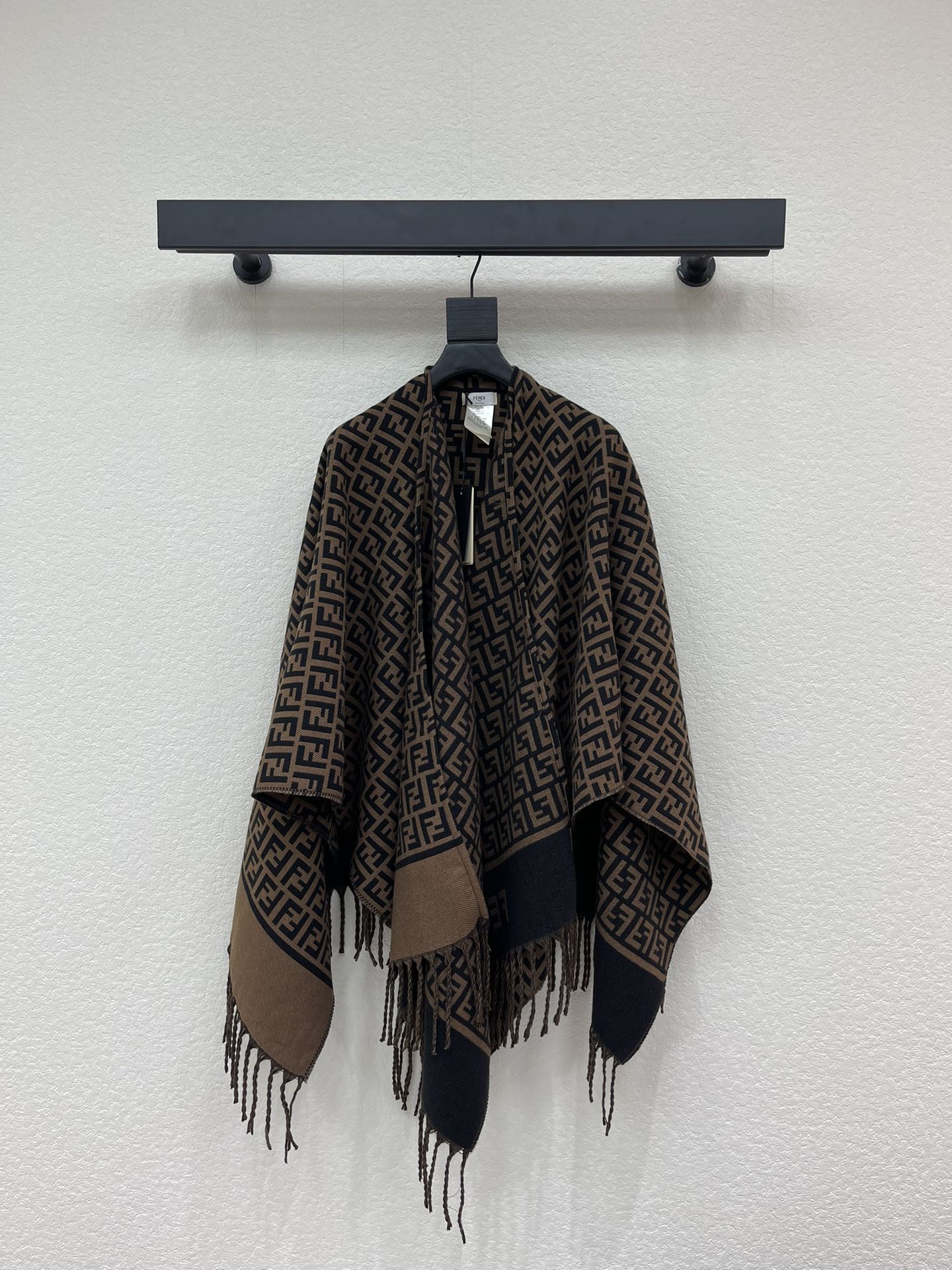 NO:665871,FEND* new autumn and winter jacquard double-sided tassel cashmere scarf shawl!  Customized jacquard cashmere wool material, soft and skin-friendly, warm and comfortable, long and wide shawl scarf style, tassel design, more lively and agile when swinging, double-sided full letter jacquard logo design, highlighting the brand style, overall in line with the hot Maillard trend, a must-have item for autumn and winter warm atmosphere!  One size fits all,,fendi,shawls, 19860909FEND*秋冬新款提花两面垂穗羊绒围巾披肩！定制提花羊绒羊毛材质 亲肤柔软 保暖舒适 长宽披肩围巾版型 垂穗设计 摇摆间更活泼灵动 双面满铺字母提花徽标设计 彰显品牌格调 整体符合时下大热美拉德潮流 秋冬温暖氛围感必备单品！均码,,fendi,shawls, ,Women's clothing