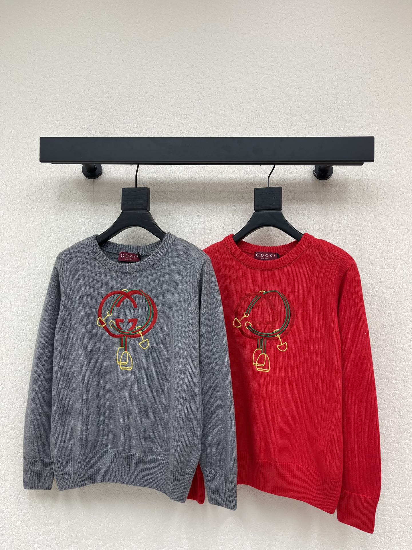 NO:663349,Gucc*26 new early spring new year embroidered letter logo knitted sweater!  New Year series, custom-made wool yarn weaving, comfortable to wear, full of texture, round neck knitted pullover sweater cut, double G letter logo on the whole chest, embellished with double G horsebit and other elements, color collision adds to the layering, regular version, stylish and stylish to wear!  SML,,gucci,sweaters, 19860909Gucc*26早春新款贺岁刺绣字母徽标针织毛衣！新年贺岁系列,定制羊毛纱线织造,穿搭舒适,质感十足,圆领针织套头毛衣裁剪,通体胸前双G字母徽标,点缀双G马衔扣等元素,色彩碰撞更添层次 ,常规版型,穿搭洋气时髦！SML,,gucci,sweaters, ,Women's clothing