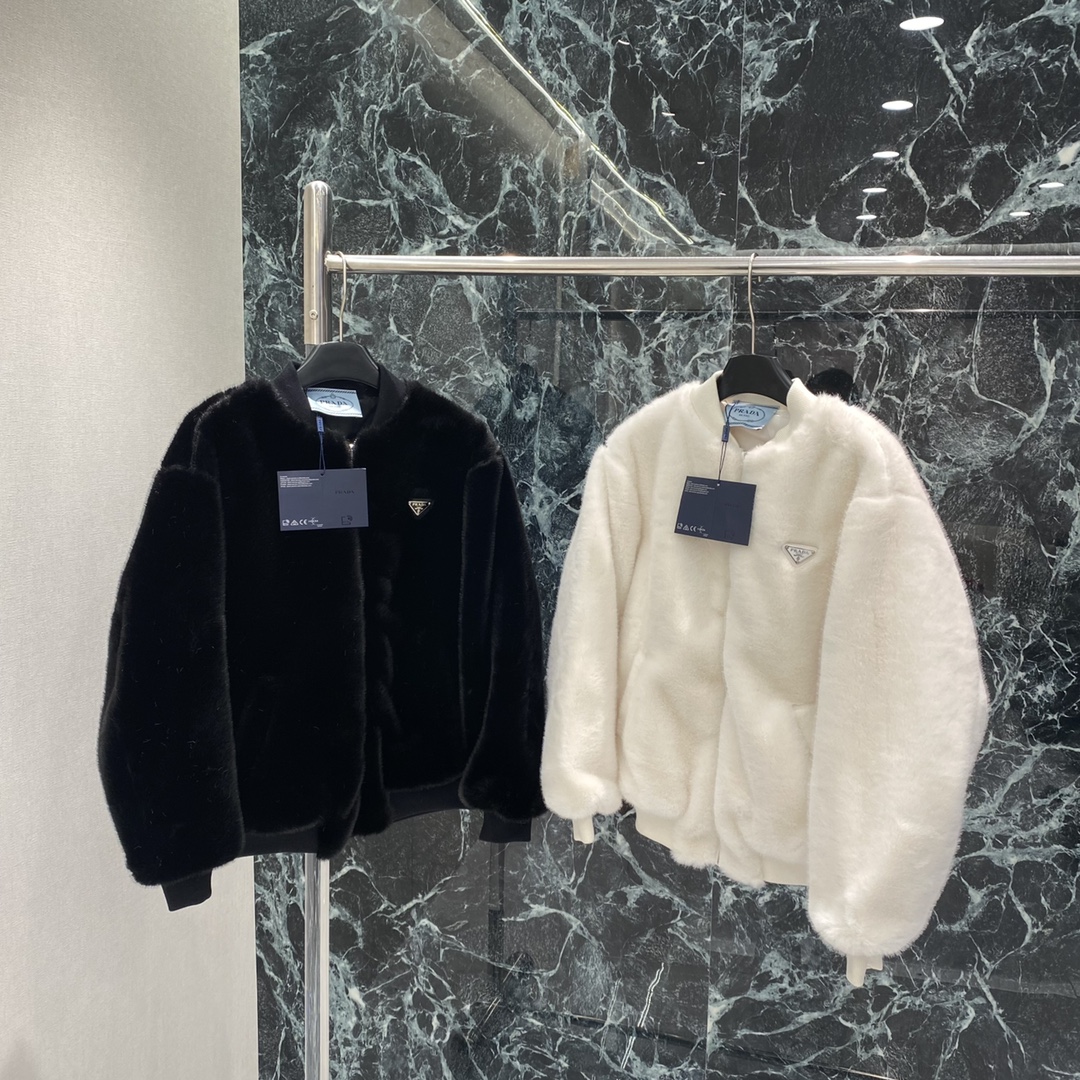 NO:702104,PD 25 new autumn and winter style. Double-sided fur stand-collar jacket. It has a super winter atmosphere when worn. It is paired with a triangular enamel logo. It is low-key and recognizable. Hooded + zipper design. It is warm and fashionable, and can be easily used for commuting and leisure! Reversible, you can switch styles at will. It is practical and versatile. It is a must-have item for your autumn and winter wardrobe. Two colors SML, Prada-clothing, prada, jackets & coats, hats,19860909PD 25秋冬新款 双面穿皮草立领外套 穿上超有冬日氛围感 搭配三角珐琅Logo 低调又有辨识度 连帽+拉链设计 保暖又时髦,通勤休闲都能轻松驾驭!双面穿法,随心切换风格,实用又百搭,是秋冬衣橱必备单品.两个色SML,普拉达-服装,prada,jackets & coats,hats,,Women's clothing