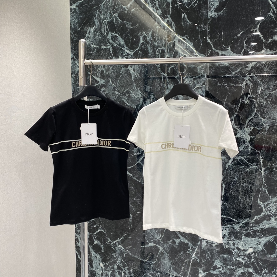 NO:702108,Ｄ家 25 new autumn and winter five-pointed star short-sleeved T-shirt. Gold star pattern brand letters on the front, simple and recognizable. Slim fit. Versatile jeans or skirts are great. Easily switch between casual and elegant styles. Daily wear must be comfortable and textured! Two colors SML, Dior-clothing, dior, skirts, jeans, T-shirt, tees, t-shirt,19860909Ｄ家 25秋冬新款 五角星短袖T恤 正面金色星星图案品牌字母,简约又有辨识度 修身剪裁 百搭牛仔裤或半裙都很出彩,轻松切换休闲与优雅风格日常穿搭必备舒适又有质感!两个色SML,迪奥-服装,dior,skirts,jeans,T-shirt,tees，t-shirt,,Women's clothing