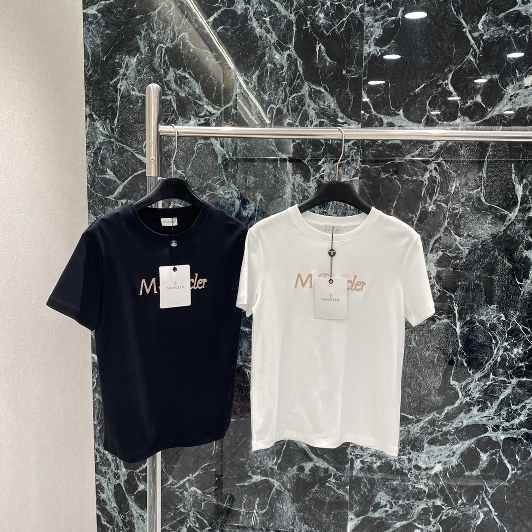 NO:702146,Mengkou 25 new autumn and winter style embroidered beaded letter T-shirt with rose gold embroidered logo on the chest. Simple and recognizable round neck design, versatile, suitable for various occasions. It is OK with jeans or casual pants. It is easy to create a fashionable and casual style! The brand details must be perfect for quality. Two colors SML, Mengkou-clothing, Moncler, jeans, tees, t-shirt,19860909蒙口 25秋冬新款 刺绣钉珠字母T恤 胸前玫瑰金刺绣Logo 简约又有辨识度圆领设计百搭 适合多种场合 无论配牛仔裤还是休闲裤都很OK 轻松打造时尚休闲风!品牌细节控必入质感满分.两个色SML,蒙口-服装,Moncler,jeans,tees，t-shirt,,Women's clothing