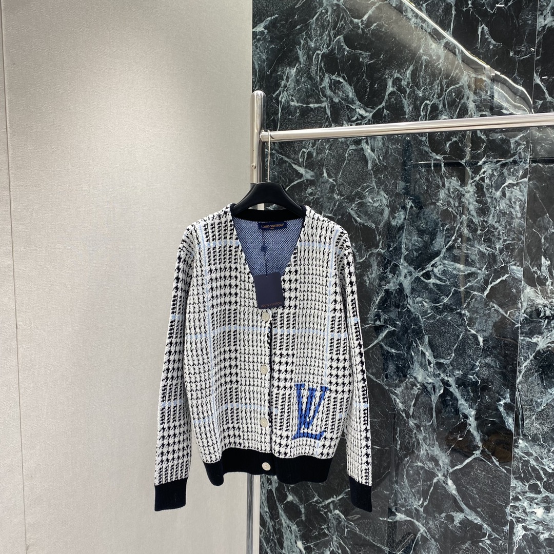 NO:702501,Louis 25 new autumn and winter style houndstooth knitted cardigan, black and white classic pattern and blue letter embroidery, highly recognizable! Loose fit + button design, easy to put on and take off for leisure or business, looks great with shirts or T-shirts, perfect sense of fashion. One color SML, Louis Vuitton-clothing, louis vuitton, shirts, tees, t-shirt,19860909路易 25秋冬新款 千鸟格针织开衫 黑白经典图案蓝色字母刺绣 辨识度超高!宽松版型+纽扣设计 穿脱方便休闲or商务都能轻松驾驭 搭配衬衫或T恤都很出彩 时尚感满分.一个色SML,路易威登-服装,louis vuitton,shirts,tees，t-shirt,,Women's clothing