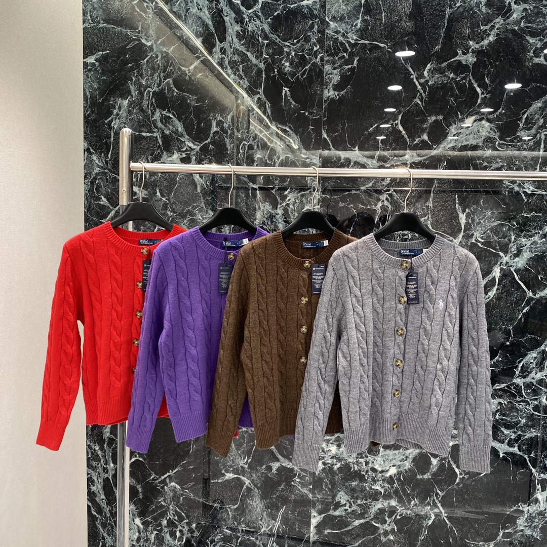 NO:702088,Raff's 25 new autumn and winter twist twist cardigan. The classic twist knitted pony pattern embroidered on the chest is full of sophistication. The round neck design is simple and elegant. It is OK to wear alone or layered. It can be easily managed for commuting and leisure. It looks great with skirts and trousers, and is both elegant and casual~ Four colors SML, women's clothing, skirts,19860909拉夫 25秋冬新款 麻花扭绳开衫 经典麻花编织胸前刺绣小马图案精致感满满 圆领设计简约大方 单穿或叠搭都很OK 通勤休闲都能轻松驾驭 搭裙装裤装都很出彩,优雅随性兼具~四个色SML,女装,skirts,,Women's clothing