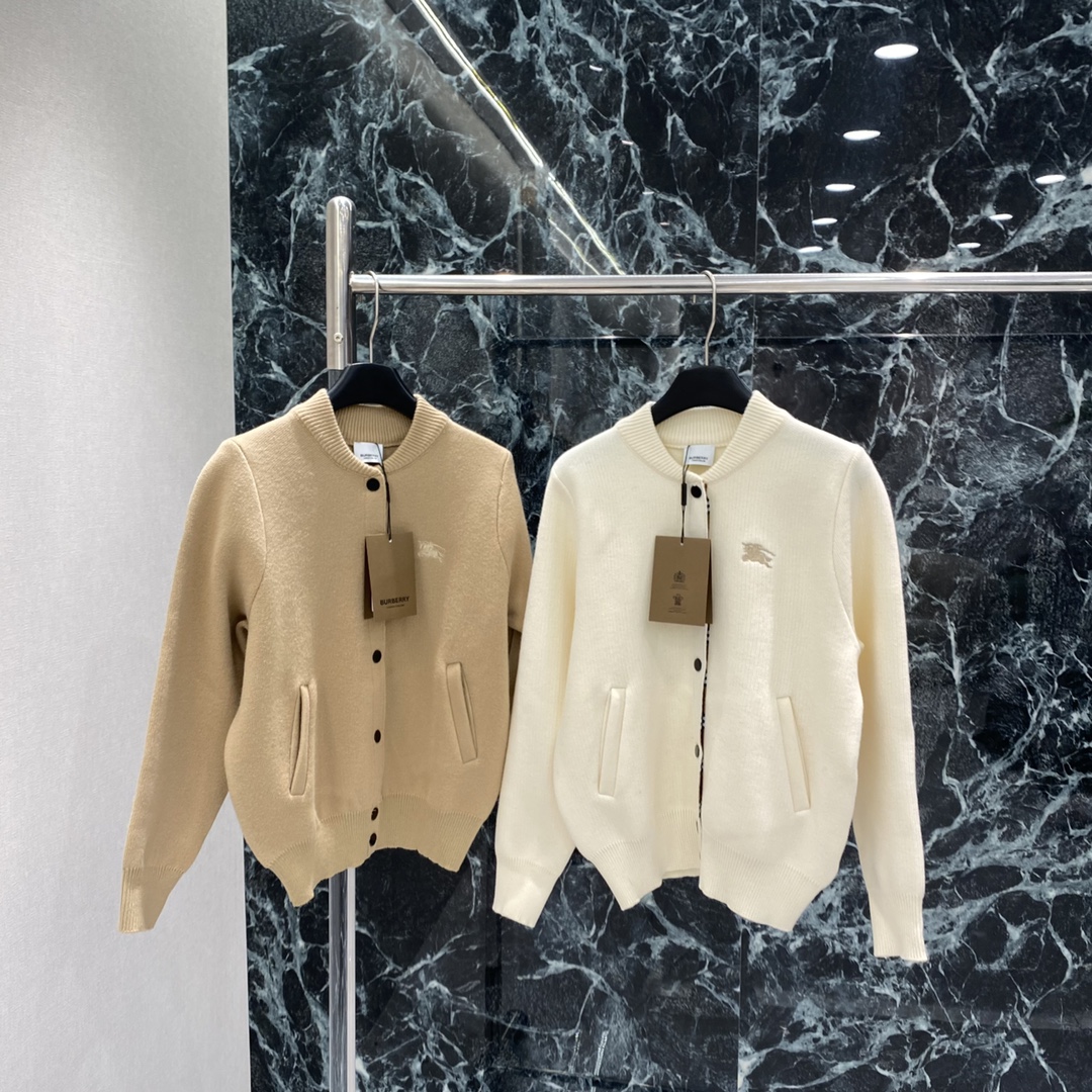 NO:702531,BBR 25 new autumn and winter style embroidered war horse knitted cardigan, branded war horse embroidery embellishment, perfect details, loose fit, suitable for spring and autumn, OK to wear alone or layered! The brand focuses on simplicity and elegance, easily create French lazy style, can be used in daily casual or light formal occasions ~ two colors SML, Chanel-clothing, chanel,19860909BBR 25秋冬新款 刺绣战马针织开衫 品牌战马刺绣点缀 细节满分 宽松版型 春秋季节穿着很合适 单穿或叠搭都很 OK!品牌主打简约优雅 轻松打造法式慵懒风 日常休闲或轻正式场合都能驾驭~两个色SML,香奈儿-服装,chanel,,Women's clothing