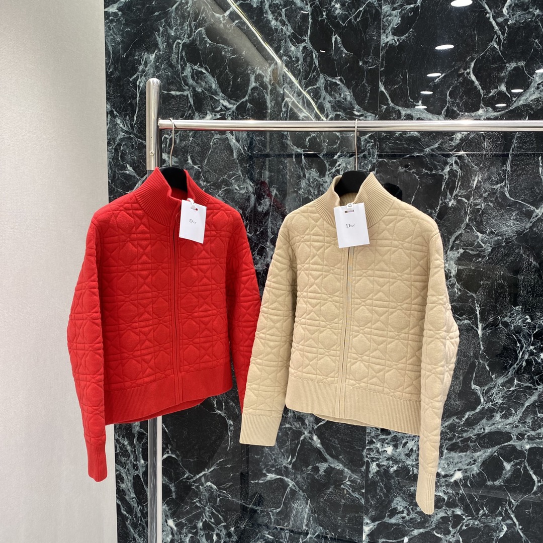 NO:702492,Ｄ家 25 new autumn and winter new rhombus knitted jacket. The whole body is designed with the iconic cannage pattern and has a strong three-dimensional texture. Mulberry silk blended wool yarn is soft and warm. It is super comfortable to wear in autumn and winter. It can be easily managed for commuting and leisure. It goes well with jeans or wide-leg pants. Two colors SML, Dior-clothing, dior, jeans, jackets & coats,19860909Ｄ家 25秋冬新款 菱格纹针织外套 通体采用标志性藤格纹设计立体肌理感超强 桑蚕丝混纺羊毛纱线 柔软又保暖 秋冬穿超舒服 通勤休闲都能轻松驾驭 搭配牛仔裤或阔腿裤都很出彩.两个色SML,迪奥-服装,dior,jeans,jackets & coats,,Women's clothing