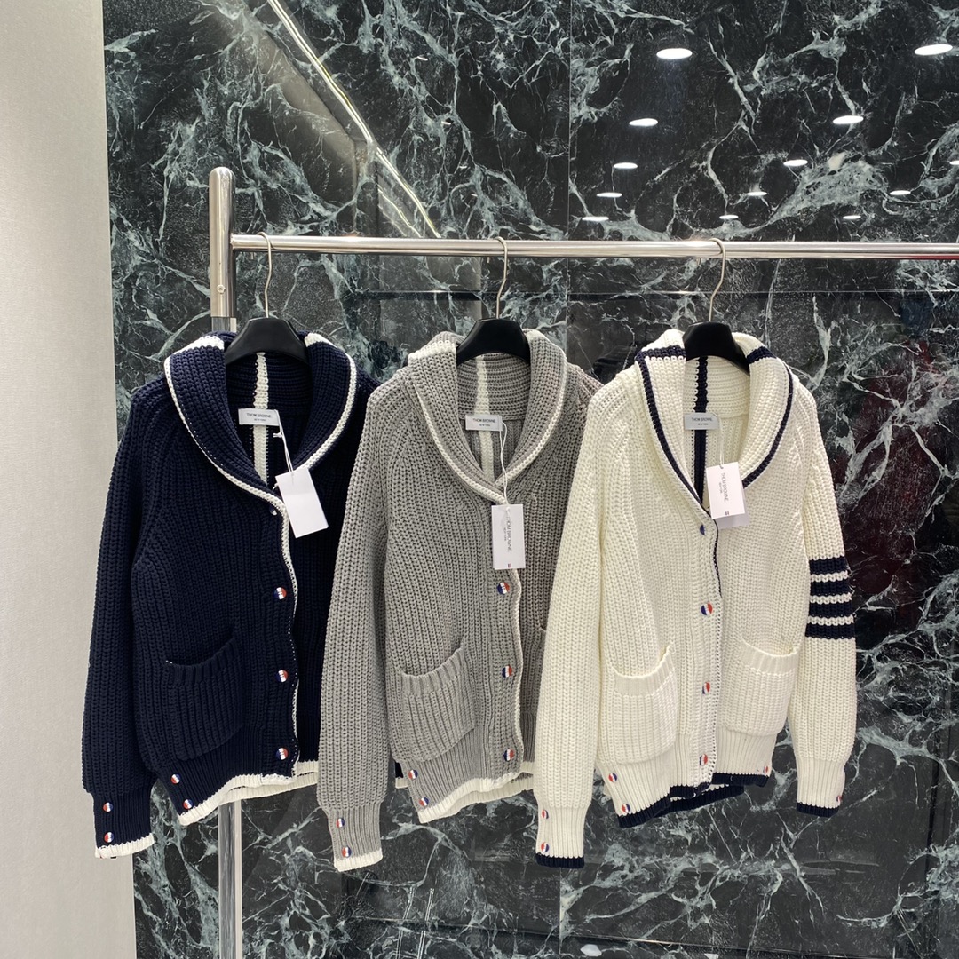 NO:702513,TB 25 new autumn and winter style, contrasting hollow knitted cardigan, classic four-bar contrasting stripe edge details, rough knitting technology, lapel V-neck to modify the face, cuffs and hem webbing design, full of layering, easy to control in college style or casual style, it is a practical and recognizable high-end item! Three colors SML, Thom Browne-Clothing, Thom Browne,19860909TB 25秋冬新款 撞色镂空针织开衫 经典四道杠撞色条纹边细节满分 粗犷针织工艺 翻V领修饰脸型 袖口和下摆织带设计 层次感十足 学院风or休闲风都能轻松驾驭,是实用又有辨识度的高端单品!三个色SML,汤姆布朗-服装,thom browne,,Women's clothing