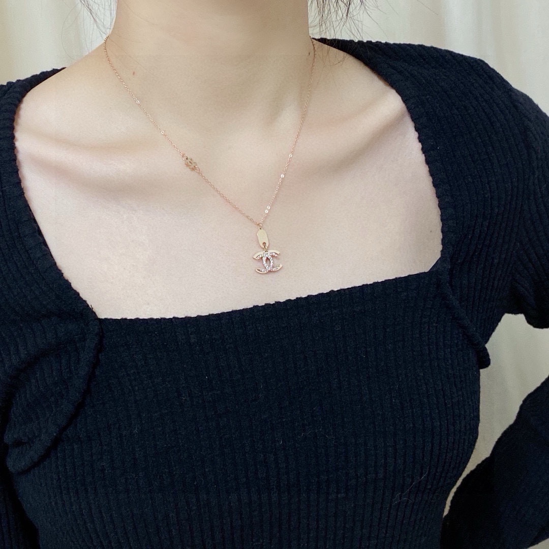 NO:643174,Chanel's latest stainless steel rose gold 14K stainless steel color-protected diamond-set thin necklace is super personalized and versatile. The overall details are very surprising and full of design. It not only brings out personal confidence and taste, the style is elegant and fashionable, highlighting the French elegance. The meticulous details make it more attractive to wear. Fine jewelry, chanel, chanel, necklace19860909香奈儿Chanel最新款精钢玫瑰金14K精钢保色镶钻细项链超个性,百搭款特别特别赞,整体细节非常令人惊喜,设计感十足,不仅带出个人自信及品味,款式典雅而时尚,突显法式高雅气息,加上一丝不苟的细节,使得佩戴起来更具吸引力,饰品精品,chanel,chanel,necklace,Jewelry