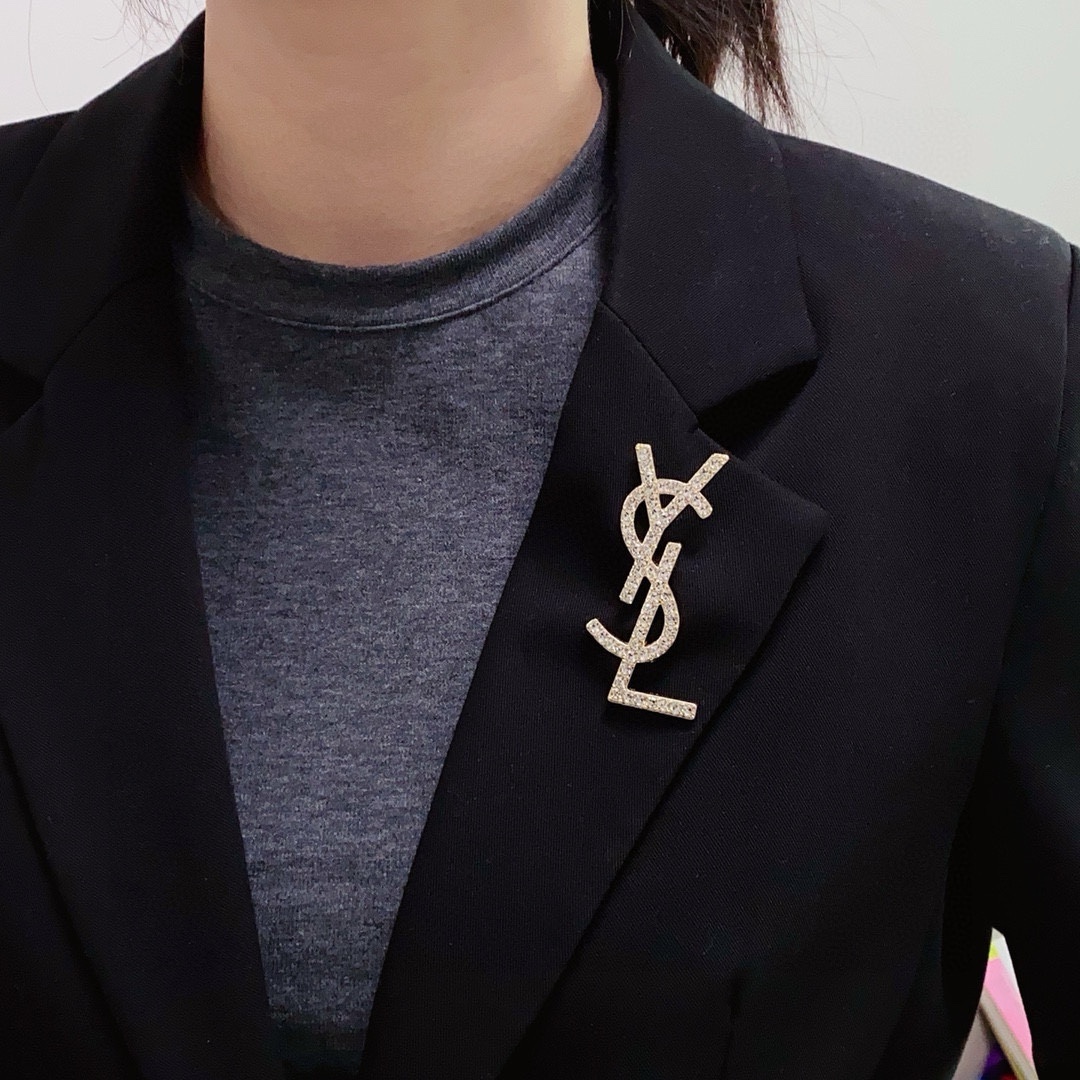 NO:643180,YSL YSL Yves Saint Laurent's new counters simultaneously have new diamond-filled gold and silver brooches, which are the accessories that understand women best. Women who devote all their efforts to being themselves tend to cherish the meaning of brooches more. Ms. Yves Saint Laurent pins the brooch on her hat and tells the fashionable ladies who imitate her [Brooch is very practical. It can be pinned on the collar of a suit, on a pocket, on a hat, on a belt or on an evening dress. Boutique jewelry, saint laurent, saint laurent, business  suit, brooch, breastpin, hats19860909YSL圣罗兰专柜新款同步上新满钻金色、银色胸针,是最懂女人的饰物.那些倾注了全部心血去做自己的女人,往往更珍惜胸针的意义.圣罗兰女士把胸针别在帽子上,并告诉那些模仿她的时髦女士们[胸针可是非常实用,它可以别在西装领上、口袋上、帽子上、腰带上或者是晚礼服上,饰品精品,saint laurent,saint laurent,business suit,brooch，breastpin,hats,Jewelry