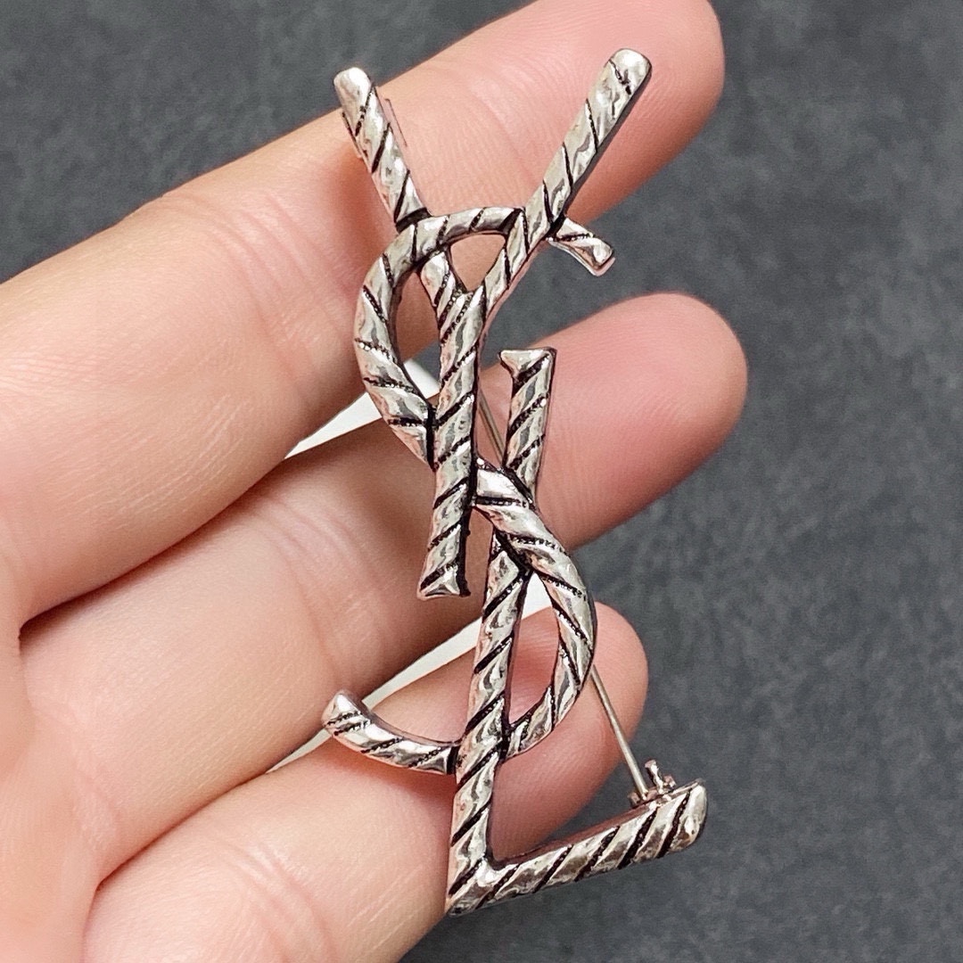 NO:643182,YSL Saint Laurent counter's new synchronized retro silver brooch is the accessory that best understands women. Women who devote all their efforts to being themselves tend to cherish the meaning of brooches more. Ms. Saint Laurent pins the brooch on her hat and tells the fashionable ladies who imitate her [Broches are very practical. They can be pinned on the collar of a suit, on a pocket, on a hat, on a belt or on an evening dress. Boutique jewelry, saint laurent, saint laurent, business  suit, brooch, breastpin, hats19860909YSL圣罗兰专柜新款同步复古银胸针,是最懂女人的饰物.那些倾注了全部心血去做自己的女人,往往更珍惜胸针的意义.圣罗兰女士把胸针别在帽子上,并告诉那些模仿她的时髦女士们[胸针可是非常实用,它可以别在西装领上、口袋上、帽子上、腰带上或者是晚礼服上,饰品精品,saint laurent,saint laurent,business suit,brooch，breastpin,hats,Jewelry