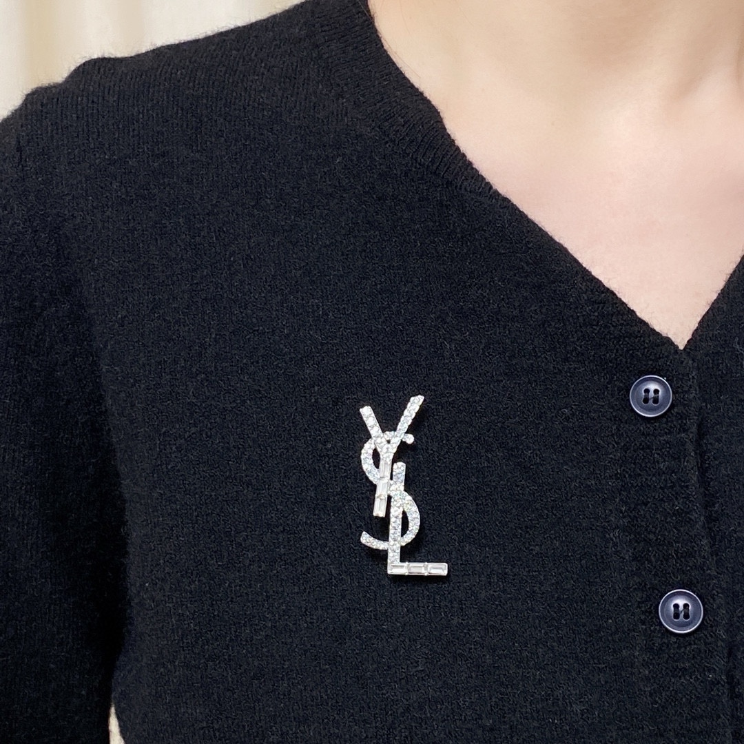 NO:643184,YSL Yves Saint Laurent counter's new silver diamond-filled brooch is the accessory that best understands women. Women who devote all their efforts to being themselves tend to cherish the meaning of the brooch more. Ms. Saint Laurent pinned the brooch on her hat and told the fashionable ladies who imitated her [Broches are very practical. They can be pinned on the collar of a suit, on a pocket, on a hat, on a belt or on an evening gown. Boutique jewelry, saint laurent, saint laurent, business  suit, brooch, breastpin, hats19860909YSL圣罗兰专柜新款银色满钻胸针,是最懂女人的饰物.那些倾注了全部心血去做自己的女人,往往更珍惜胸针的意义.圣罗兰女士把胸针别在帽子上,并告诉那些模仿她的时髦女士们[胸针可是非常实用,它可以别在西装领上、口袋上、帽子上、腰带上或者是晚礼服上,饰品精品,saint laurent,saint laurent,business suit,brooch，breastpin,hats,Jewelry