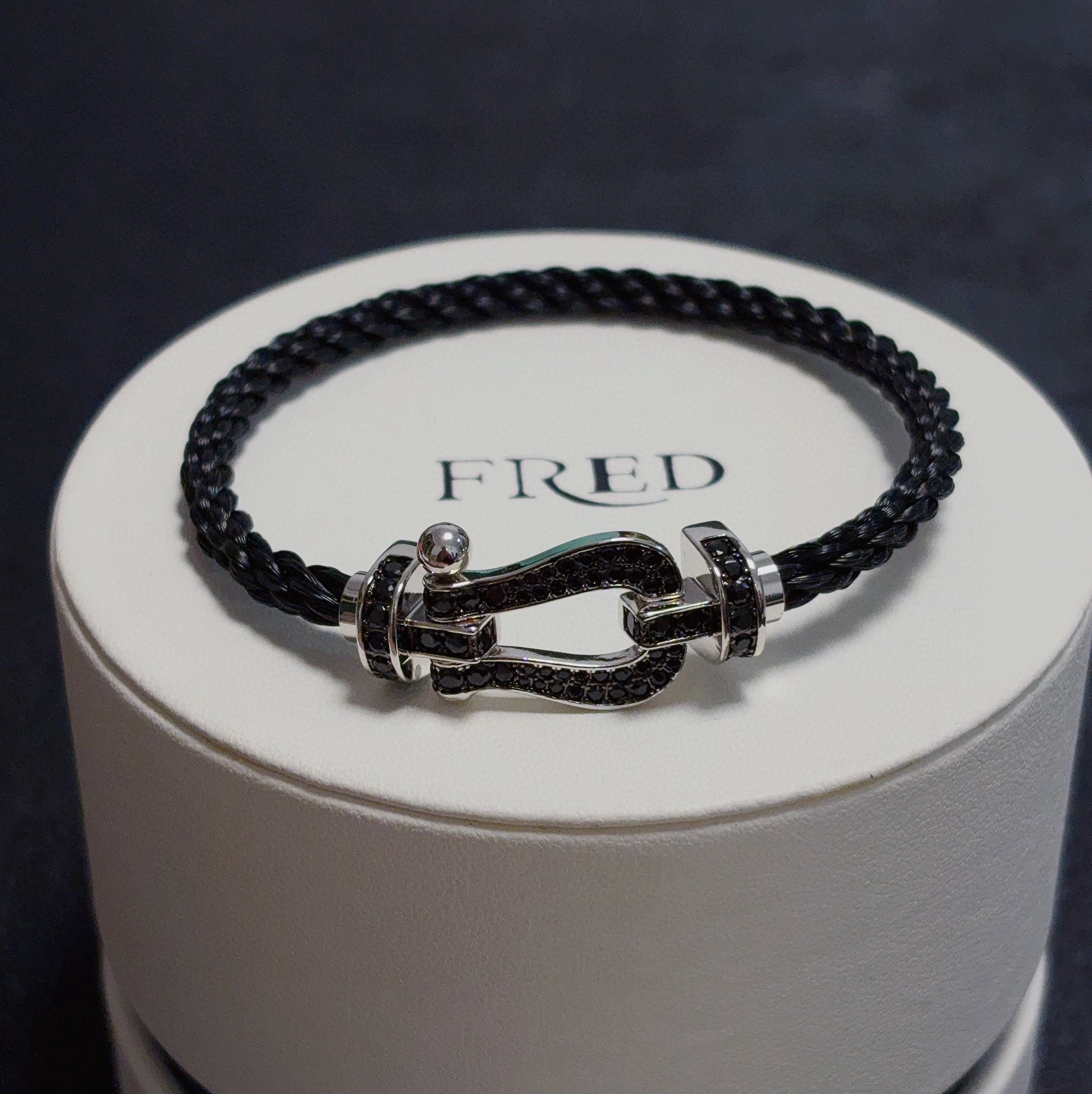 NO:643186,New product release: Fred Feiden, the popular black warrior, black matte, glossy buckle with half-diamond, full-diamond horseshoe buckle, unisex high-quality nylon rope bracelet bracelet!  Big brand of red leather rope in the year of birth, fashionable and exquisite FORCE series bracelets, high-end customization ~ sub-gold micro-plating 18k gold craftsmanship, Seiko horseshoe buckle head bracelet!  The effect is very versatile. Internet celebrity expert. A must-have item for fashionistas. Rose gold, gold and silver buckles for men and women, same style, 17/19/21cm, three sizes, fine jewelry, bracelet, bracelet, gold19860909新品发布 火爆黑武士费雷德 Fred斐登黑色磨砂、亮面扣头半钻、满钻马蹄扣头中性款高品质尼龙绳手链手镯！本命年红皮绳大牌 时尚 精致FORCE 系列手链高端定制～亚金微电镀18k金工艺 精工马蹄扣头手镯！上手效果非常百搭 网红达人 时尚一族必备单品 玫瑰金、黄金、银色扣头男女情侣款同款17/19/21cm三个码数,饰品精品,bracelet,bracelet,gold,Jewelry