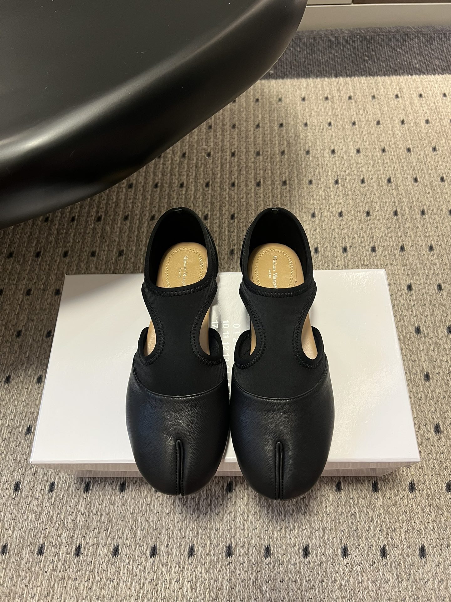 NO:670224,Maison Margiela mm6 split-toe shoes, ballet shoes, flat-soled Mary Jane shoes, adopt the iconic pig's trotter Tabi split-toe design, which bifurcates the toe area. It is a niche design element of the current trend and is highly recognizable. It is made of soft leather material, which has a delicate touch and fits the foot shape. The hollow/cut-corner design of the shoe body takes into account both breathability and design.  Rich color choices, black, caramel brown, pink, white, light blue and other colors, including gender-neutral basic colors and eye-catching candy colors, suitable for different wearing styles. Upper sheepskin/Lycra lining Flannel outsole Genuine leather outsole Increased by 1cm Size: 35-40 yards (40 yards customization is non-refundable), split-toe shoes, masion margiela, mary jane, sheepskin, Leather soles19860909Maison Margiela mm6分趾鞋芭蕾鞋平底玛丽珍鞋单鞋 采用标志性的猪蹄Tabi分趾设计,将脚趾区域做分叉处理,是当下潮流的小众设计元素,辨识度极高.选用柔软的皮革材质,触感细腻且贴合脚型,鞋身的镂空/切角设计兼顾了透气性与设计感. 色彩选择丰富,黑色、焦糖棕、粉色、白色、浅蓝色等多种配色,既有无性别风的基础色,也有亮眼的糖果色,适配不同穿搭风格. 鞋面羊皮/莱卡布 内里绒布 大底真皮大底 增高1cm size :35-40码（40码定制不退换）,分趾鞋,masion margiela,mary jane,sheepskin,Leather soles,Women's Shoes