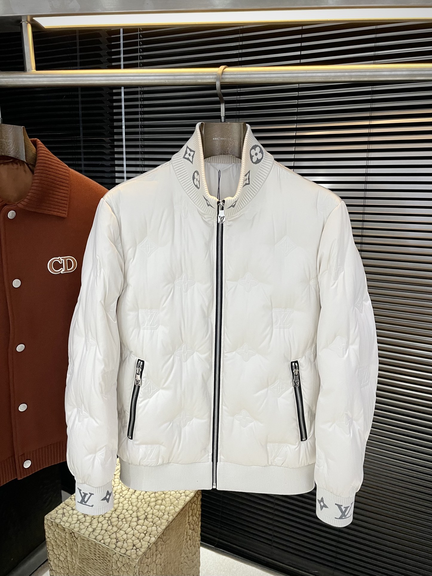 NO:656192,P LOUIS VU (Louis) 2025 winter clothing series creates a handsome man and highlights his masculine temperament. Simple and fashionable commuter down jacket. Top-grade imported polyester fiber fabric. The texture is very soft and comfortable against the skin. Delicate and smooth texture. Super good fit. The upper body is super stylish and handsome. The down jacket feels like it is wrapped with a top-notch duvet. It is warm and comfortable. The version is a simple style with three-dimensional cutting.  It just adds extra points to the whole piece of clothing. The whole piece is warm and has high fluffiness. It is filled with national standard 90 white duck down and has good resilience. It can rebound immediately after compression. It is very light and delicate and soft. The better the down is, the lighter it is. But the fluffy and bulky ones are fluffy and light. The upper body is warm and stylish without feeling heavy. It is very practical and does not look bloated. It can prevent the cold wind very well!  The first choice for high quality. Compare the details and fabrics. You will know what grade of goods we sell!  Size M to XXXL,,louis vuitton,louis vuitton,down jacket,alexander wang19860909P  LOUIS VU（路易） 2025冬装系列 打造帅气型男 彰显男士气质 简约时尚通勤羽绒服 顶级进口聚脂纤维面料 质感很轻柔 贴肤都舒适 细腻顺滑质感 超级好版型 上身超级有型的帅气 羽绒服就感觉包裹了一层顶级的羽绒被 温暖而舒适 版型是立体裁剪的设计简约款 简直给整件衣服加分,整件保暖蓬松度高 国标90白鸭绒填充 回弹力好 压缩后能马上立马回弹起来 非常轻盈 细腻柔软 越好的绒是越轻 但是体积蓬松越大的 蓬松轻盈 上身保暖有型 又不会有负重感 实穿性非常强 不显臃肿 可以很好的防止寒风侵袭！高品质首选 大家到时比一比细节 面料 做你就知道我们卖的是什么级别的货色了！尺码 M一XXXL,,louis vuitton,louis vuitton,down jacket,alexander wang,Men's clothing