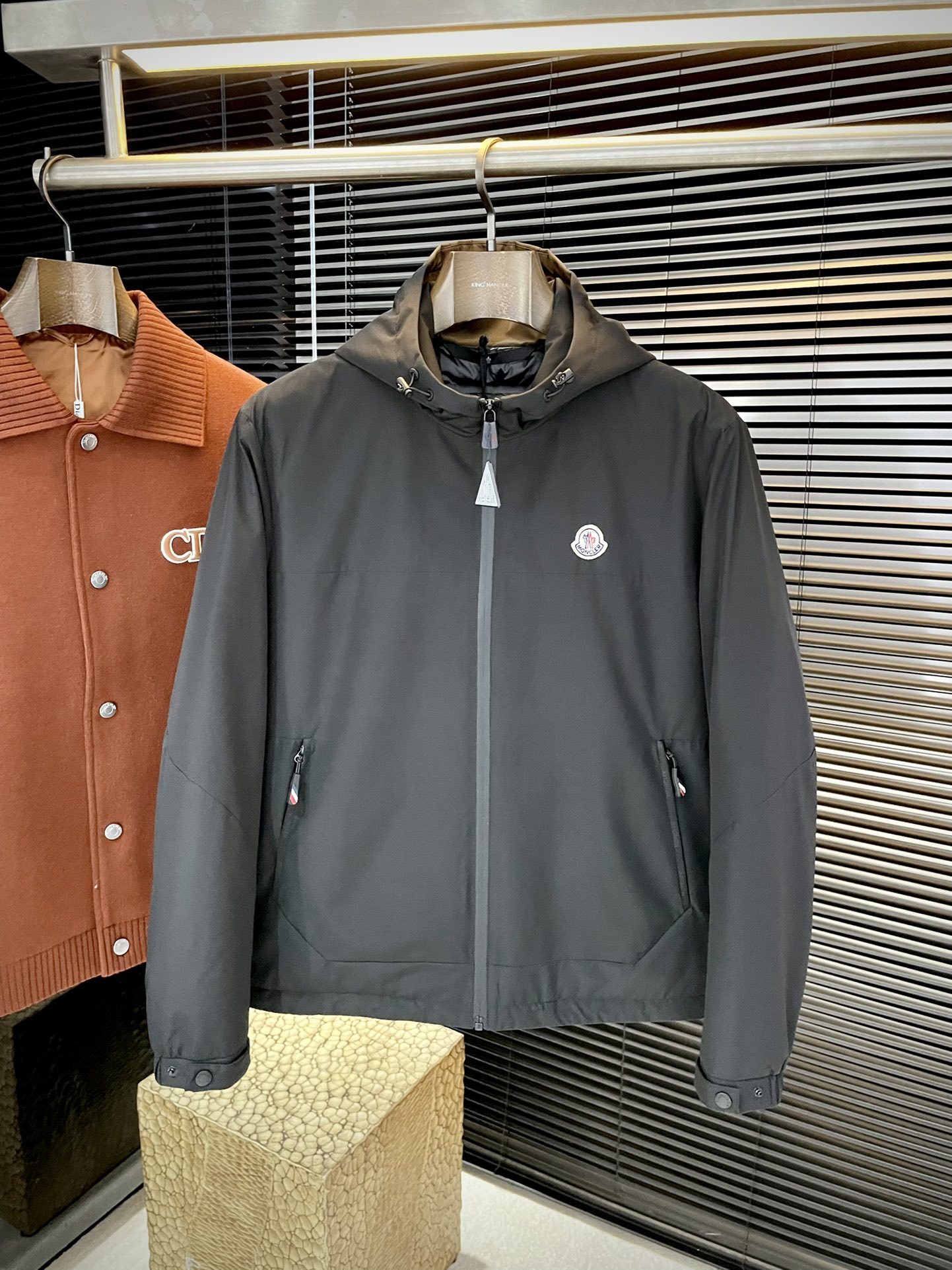 NO:656197,P Monch (Mengjia) 2025 winter clothing series creates a handsome man and highlights his masculine temperament. Simple and fashionable commuter down jacket. Top-grade imported polyester fiber fabric. The texture is very soft and comfortable against the skin. Delicate and smooth texture. Super good fit. The upper body is super stylish and handsome. The down jacket feels like it is wrapped with a top-notch down quilt. It is warm and comfortable. The version is a simple design with three-dimensional cutting. It simply adds points to the whole piece of clothing. The whole piece is warm and fluffy.  National standard 90 white duck down filling has good resilience and can rebound immediately after compression. It is very light, delicate and soft. The better the down, the lighter it is, but the fluffy and fluffy ones are fluffy and light. The upper body is warm and stylish without feeling heavy. It is very wearable and does not look bloated. It can well prevent cold wind invasion!  The first choice for high quality. Compare the details and fabrics. You will know what grade of goods we sell!  Size 1 2 3 4 5,,down jacket,alexander wang19860909P  Monch（蒙家）2025冬装系列 打造帅气型男 彰显男士气质 简约时尚通勤羽绒服 顶级进口聚脂纤维面料 质感很轻柔 贴肤都舒适 细腻顺滑质感 超级好版型 上身超级有型的帅气 羽绒服就感觉包裹了一层顶级的羽绒被 温暖而舒适 版型是立体裁剪的设计简约款 简直给整件衣服加分,整件保暖蓬松度高 国标90白鸭绒填充 回弹力好 压缩后能马上立马回弹起来 非常轻盈 细腻柔软 越好的绒是越轻 但是体积蓬松越大的 蓬松轻盈 上身保暖有型 又不会有负重感 实穿性非常强 不显臃肿 可以很好的防止寒风侵袭！高品质首选 大家到时比一比细节 面料 做你就知道我们卖的是什么级别的货色了！尺码 1 2 3 4 5,,down jacket,alexander wang,Men's clothing