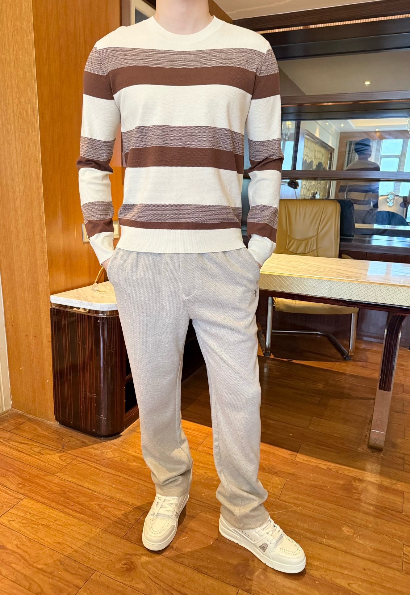 NO:656031,LP-2025 new casual pants!  It is made of acetic acid + sheep wool blended material. It feels soft and warm like a layer of clouds. It has the natural warmth of wool and the anti-wrinkle and drape feeling of acetic acid. It does not wrinkle after sitting for a long time and does not deform when machine washed. The texture is directly in line with the light luxury line ~ loose straight cut + slight drape. It can quietly cover up the small shortcomings of thick legs and wide hips, and visually straighten the legs.  It has 'comic legs', which will not compromise your height even if you are a small person~ Contrasting color drawstrings + low-key small label design, simple but not monotonous; elastic waist + slightly elastic fabric, whether you are sitting for a long time in office or daily activities, you are as comfortable as not wearing pants~ Size 29-38 (model 180/140 wears 50, comes with Hong Kong Lane Crawford gift box packaging),,loro  piana,alexander wang19860909LP-2025新款休闲裤！采用醋酸+绵羊毛混纺材质,摸起来柔滑暖糯像裹了层云朵,既有羊毛的天然保暖性,又有醋酸的抗皱垂顺感,久坐不起褶、机洗不变形,质感直接对标轻奢线~宽松直筒剪裁+微垂坠感,能悄悄遮掉腿粗、胯宽的小缺点,视觉上直接把腿拉成“漫画腿”,小个子穿也不压身高~撞色抽绳+低调小标设计,简约但不单调；松紧腰+微弹面料,不管是久坐办公还是日常活动,都舒服得像没穿裤子~码数29-38（模特180/140穿50,配香港连卡佛礼盒包装）,,loro piana,alexander wang,Men's clothing