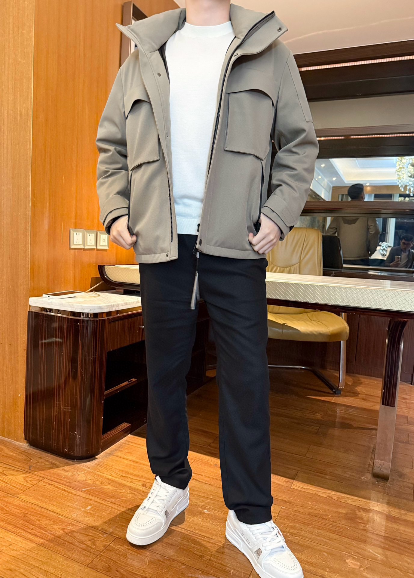 NO:656036,Mengkou-2025 new down jacket!  The high-density windproof fabric with matte texture has its own delicate texture, is wrinkle-resistant and stain-resistant without being bloated, and feels soft and crisp to the touch. The three-dimensional workwear large pockets + armband logo are practical and neat with outdoor style; the hooded drawstring + two-way zipper are easy to put on and take off and can be flexibly adjusted.  Save warmth. The simple silhouette is not flattering to the figure, and the lining is full of velvet but not bulky. It keeps you warm while remaining light and neat. Size: 48-56 (model wears 50 in 180/140, with Hong Kong Lane Crawford gift box packaging),, Moncler, down  jacket,hats,alexander wang19860909蒙口-2025新款羽绒服！哑光质感的高密度防风面料,自带细腻肌理,抗皱耐脏还不显臃肿,触摸起来软而挺括.立体工装大口袋+袖章标识,实用又有户外风格的利落感；连帽抽绳+双向拉链,穿脱方便还能灵活调节保暖度.简约廓形不挑身材,内里充绒饱满但不笨重,保暖的同时保持轻盈利落.码数:48-56(模特180/140穿50,配香港连卡佛礼盒包装),,Moncler,down jacket,hats,alexander wang,Men's clothing