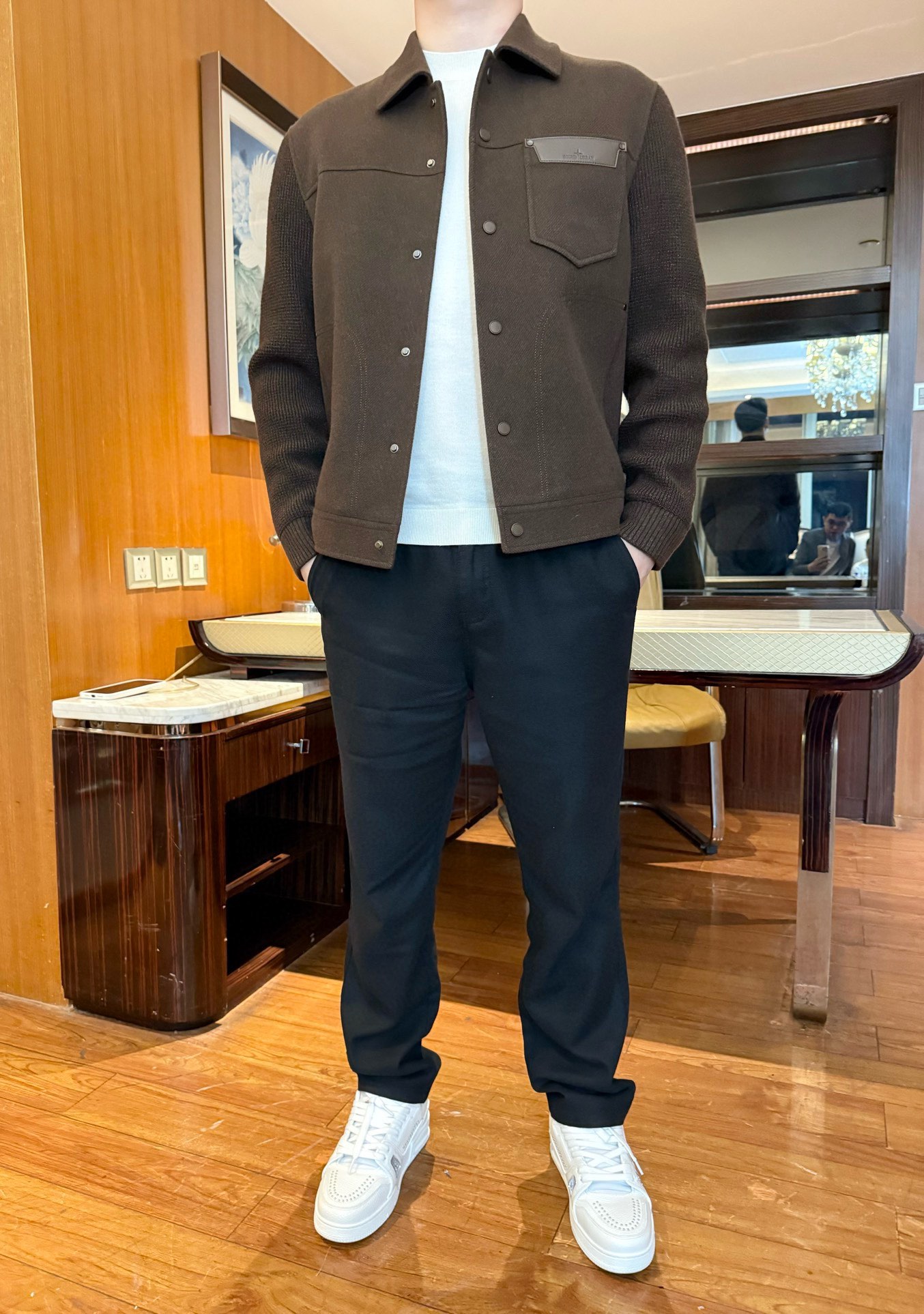 NO:656041,Stone Island-2025 new down jacket!  It adopts a shirt-style lapel design, which combines the texture of wool blended fabric with the warmth of the down liner, taking into account both fashionable styling and practical functions. The metal buttons and brand logos in the details highlight the exquisite style. The outer wool blended fabric is crisp and stylish, has a delicate touch and has good wrinkle resistance; the inner down filling is fluffy and warm, and has excellent performance.  Breathable, it keeps you warm without feeling stuffy when worn. It has a slim fit and fits the body shape without being bulky. It can be easily worn with a sweater to suit various styles such as business and leisure, and meets the dressing needs of different scenes. Size 48-56 (model 180/140 wears 50, comes with Hong Kong Lane Crawford gift box packaging),, shirts, down  jacket,alexander wang19860909石头岛-2025新款羽绒服！采用衬衫式翻领设计,融合羊毛混纺面料的质感与羽绒内胆的保暖性,兼顾时尚造型与实用功能；细节处的金属纽扣与品牌标识,彰显精致格调.外层羊毛混纺面料挺括有型,触感细腻且具有良好的抗皱性；内里羽绒填充蓬松保暖,同时具备出色的透气性,穿着时既保暖又不会产生闷热感.修身剪裁贴合身形,不臃肿,可轻松内搭针织衫适配商务、休闲等多种风格,满足不同场景的穿搭需求.码数48-56（模特180/140穿50,配香港连卡佛礼盒包装）,,shirts,down jacket,alexander wang,Men's clothing