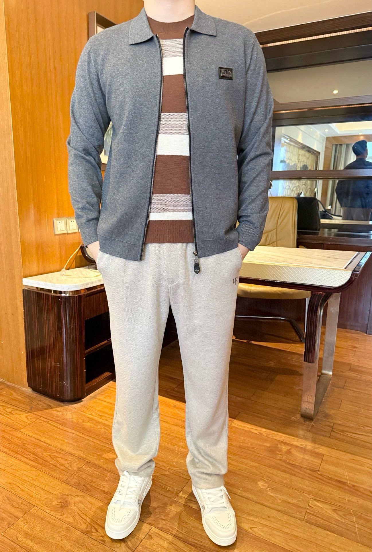 NO:656046,Louis Vuitton-2025 new jacket!  It is made of fine 97 wool 3 mulberry silk fabric, which feels soft and elastic like a 'second skin'. It is breathable, not sweaty, and resists pilling. It is not easy to deform when worn and washed in daily use, and it is comfortable and non-thorny when worn close to the body. The lapel + zipper cardigan design has neat lines, and the slightly loose tailoring can hide the shortcomings of shoulder width and belly, whether you are slightly fat or thin.  It can be worn to create a sense of relaxation for any figure. Small logo on the chest + metal zipper pull embellishment, simple and not fancy; ribbed edges fit the body shape, not windy during activities, nor saggy when sitting for a long time, the details are full of exquisiteness. Size 48-56 (model 180/140 wears 50, comes with Hong Kong Lane Crawford gift box packaging), Louis  vuitton,jackets & coats,alexander wang19860909路易威登-2025新款外套！采用细腻97羊毛3桑蚕丝面料,触感软弹像“第二层皮肤”,透气不闷汗还抗起球,日常穿洗不易变形,贴身穿也舒服无刺感.翻领+拉链开衫设计,自带利落线条感,微宽松剪裁能藏住肩宽、肚腩小缺点,不管是微胖还是瘦型身材都能穿出松弛感.胸口小标+金属拉链头点缀,简约不花哨；罗纹收边贴合身形,活动时不跑风、久坐也不垮型,细节里全是精致感.码数48-56（模特180/140穿50,配香港连卡佛礼盒包装）,,louis vuitton,jackets & coats,alexander wang,Men's clothing