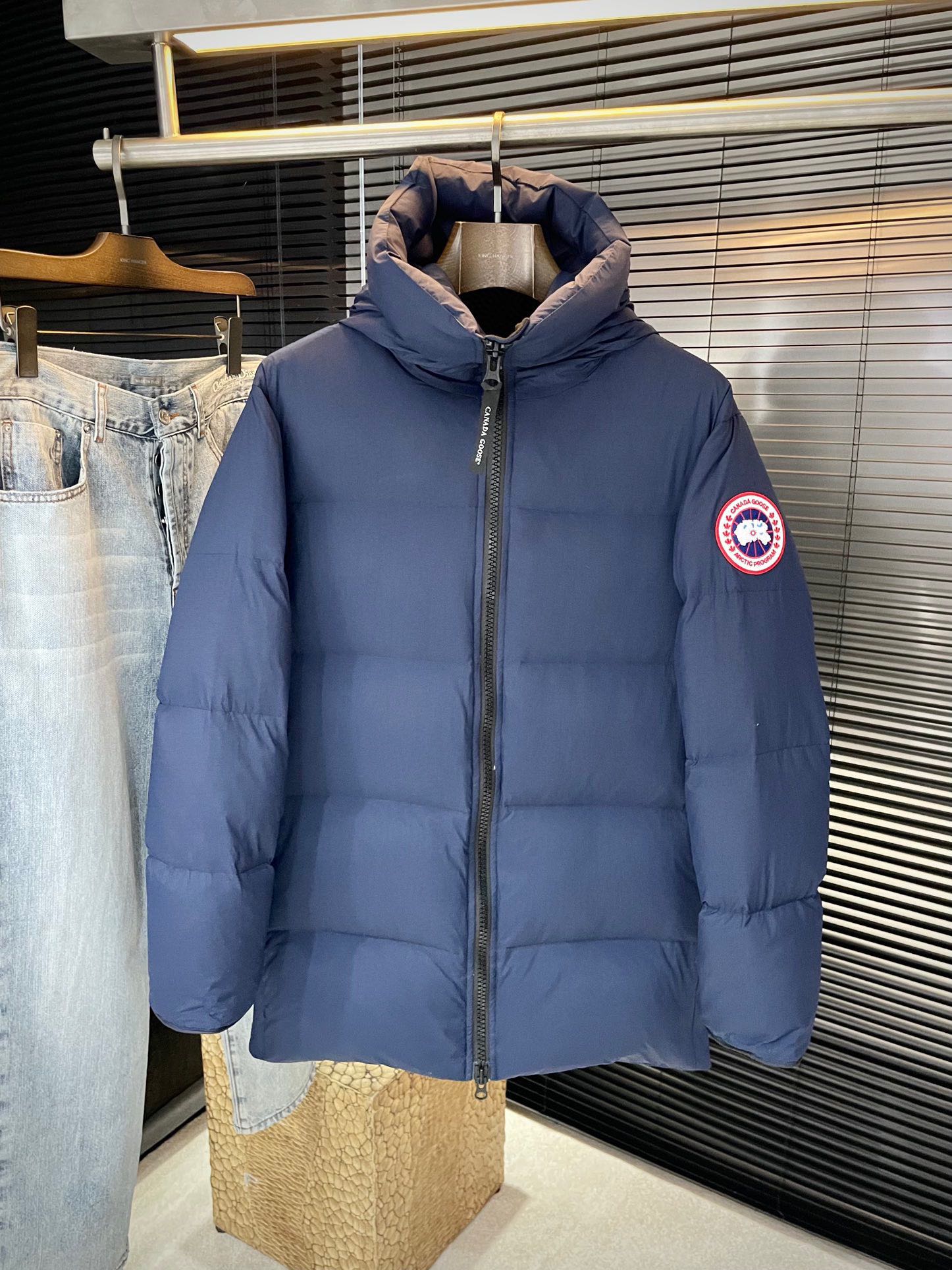 NO:656202,P Canada Goose 2025 winter clothing series creates a handsome man and highlights his masculine temperament. Simple and fashionable commuter down jacket. Top-grade imported polyester fiber fabric. The texture is very soft and comfortable against the skin. Delicate and smooth texture. Super good fit. The upper body is super stylish and handsome. The down jacket feels like it is wrapped with a top-notch down quilt. It is warm and comfortable. The version is a simple design with three-dimensional cutting. It simply adds points to the whole dress. The whole piece is warm and fluffy.  National standard 90 white duck down filling has good resilience and can rebound immediately after compression. It is very light, delicate and soft. The better the down, the lighter it is, but the fluffy and fluffy ones are fluffy and light. The upper body is warm and stylish without feeling heavy. It is very wearable and does not look bloated. It can well prevent cold wind invasion!  The first choice for high quality. Compare the details and fabrics. You will know what grade of goods we sell!  Size S to XXL,,down jacket,alexander wang19860909P  Canada Goose（加拿大鹅）2025冬装系列 打造帅气型男 彰显男士气质 简约时尚通勤羽绒服 顶级进口聚脂纤维面料 质感很轻柔 贴肤都舒适 细腻顺滑质感 超级好版型 上身超级有型的帅气 羽绒服就感觉包裹了一层顶级的羽绒被 温暖而舒适 版型是立体裁剪的设计简约款 简直给整件衣服加分,整件保暖蓬松度高 国标90白鸭绒填充 回弹力好 压缩后能马上立马回弹起来 非常轻盈 细腻柔软 越好的绒是越轻 但是体积蓬松越大的 蓬松轻盈 上身保暖有型 又不会有负重感 实穿性非常强 不显臃肿 可以很好的防止寒风侵袭！高品质首选 大家到时比一比细节 面料 做你就知道我们卖的是什么级别的货色了！尺码 S一XXL,,down jacket,alexander wang,Men's clothing