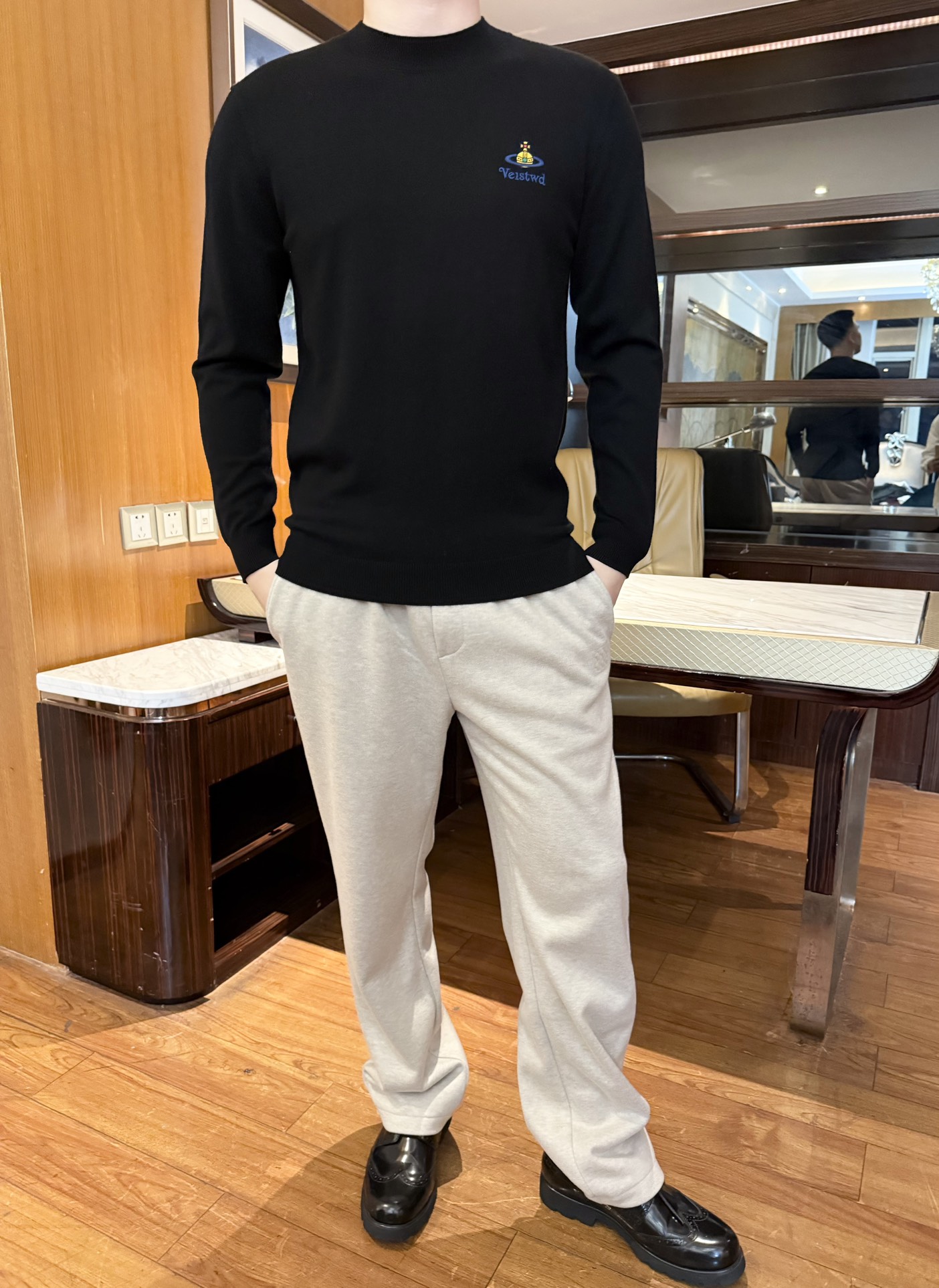 NO:656060,Queen Mother of the West - 2025 new sweater!  Selected fine worsted wool fabric, which feels as soft and skin-friendly as clouds, has excellent breathability and warmth, and does not scratch the skin when worn close to the skin. The high elasticity and anti-wrinkle properties make the clothes less likely to deform, making daily care more worry-free, and still maintains a delicate texture after long-term wear. The classic small half-high collar design modifies the neck line, neat and slimming; exquisite star thorns on the chest  Embroidery is the finishing touch, simplicity is hidden in ingenuity, unobtrusive but full of taste; slim tailoring fits the body shape, not tight or bloated, easily suitable for inner wear and solo wear. Size: 48-56 (model 180/140 wears 50, with Hong Kong Lane Crawford gift box packaging),,sweaters,alexander  wang19860909西太后-2025新款毛衣！精选细腻精纺羊毛面料,触感如云朵般柔软亲肤,兼具出色的透气性与保暖性,贴身穿不扎肤；高弹抗皱的特性让衣物不易变形,日常打理更省心,久穿依旧保持细腻质感.经典小半高领设计修饰颈部线条,利落又显脸小；胸口精致星球刺绣作为点睛之笔,简约中藏着巧思,不张扬却尽显品味；修身剪裁贴合身形,不紧绷不臃肿,轻松适配内搭与单穿场景.码数:48-56(模特180/140穿50,配香港连卡佛礼盒包装),,sweaters,alexander wang,Men's clothing