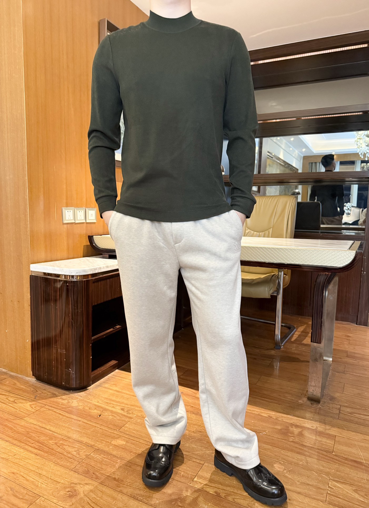 NO:656066,Cavalli-2025 new sweater! High-count fine cashmere blended fabric, skin-friendly, soft and waxy without sticking to the body, half-high collar design fits the neck without being tight, olive green tone is high-end whitening, dark pattern details on the shoulders hide a sense of sophistication, slim tailoring neatly outlines the figure, suitable for single wear and inner wear. The half-high collar version modifies the neck line, the military green color is calm and elegant, and the hidden pattern design on the shoulders enhances the quality Feeling, slim fit and not bulky, a versatile tool for autumn and winter wear. The simple version is matched with a discreet design on the shoulders. It is slim but not tight, and can easily handle business and leisure scenes. Size 48-56 (model 180/140 wears 50, comes with Hong Kong Lane Crawford gift box packaging),,sweaters, alexander wang19860909卡瓦利-2025新款毛衣！高支细腻山羊绒混纺面料,亲肤软糯不扎身,半高领设计贴合颈部不紧绷,橄榄绿调高级显白,肩部暗纹细节暗藏精致感,修身剪裁利落勾勒身形,单穿内搭都適配.半高领版型修饰颈部线条,军绿色系沉稳大气,肩部隐纹设计提升质感,修身剪裁不臃肿,秋冬穿搭的百搭利器.简约版型搭配肩部小心机设计,修身不紧身,轻松驾驭商务与休闲场景.码数48-56（模特180/140穿50,配香港连卡佛礼盒包装）,,sweaters,alexander wang,Men's clothing