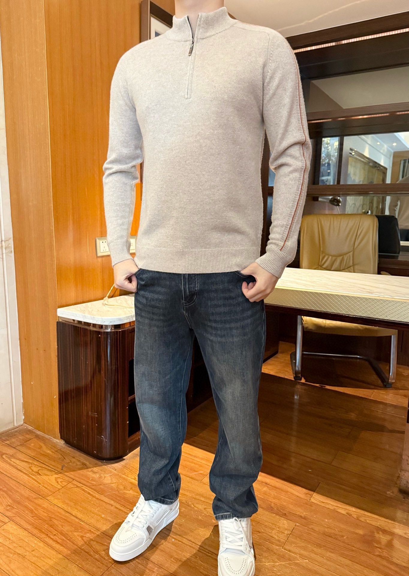 NO:656072,Ermenegildo Zegna-2025 new turtleneck sweater!  Made of high-quality 100% cotton wool fabric, it feels soft and delicate, has excellent warmth retention, and has good breathability. It is skin-friendly and comfortable to wear and does not easily cause a stuffy feeling. The fabric has a tight texture and has excellent anti-wrinkle and abrasion resistance. It maintains a crisp shape after long-term wear. The half-high collar zipper design is both fashionable and practical, and the neck opening and closing can be freely adjusted according to the temperature.  It can withstand the cold wind while adding layering to the look. The apricot color is warm and atmospheric, easily improving the texture of the outfit. The slim cut fits the body shape and shows clean lines. The simple version is suitable for various styles of bottoms and jackets. Size: 48-56 (model 180/140 wears 50, with Hong Kong Lane Crawford gift box packaging),,zegna,jackets  & coats,sweaters,alexander wang19860909杰尼亚-2025新款半高领毛衣！选用高品质百分百棉羊毛面料,触感柔软细腻,保暖性极佳,同时具备良好的透气性,穿着亲肤舒适,不易产生闷热感.面料纹理紧密,具有出色的抗皱性与耐磨性,久穿依旧保持挺括版型.半高领拉链设计,时尚感与实用性兼具,可根据气温自由调节领口开合度,抵御寒风的同时增添造型层次.杏色色调温暖大气,轻松提升穿搭质感,修身剪裁贴合身形,展现利落线条感,简约版型适配多种风格的下装与外套.码数:48-56(模特180/140穿50,配香港连卡佛礼盒包装),,zegna,jackets & coats,sweaters,alexander wang,Men's clothing