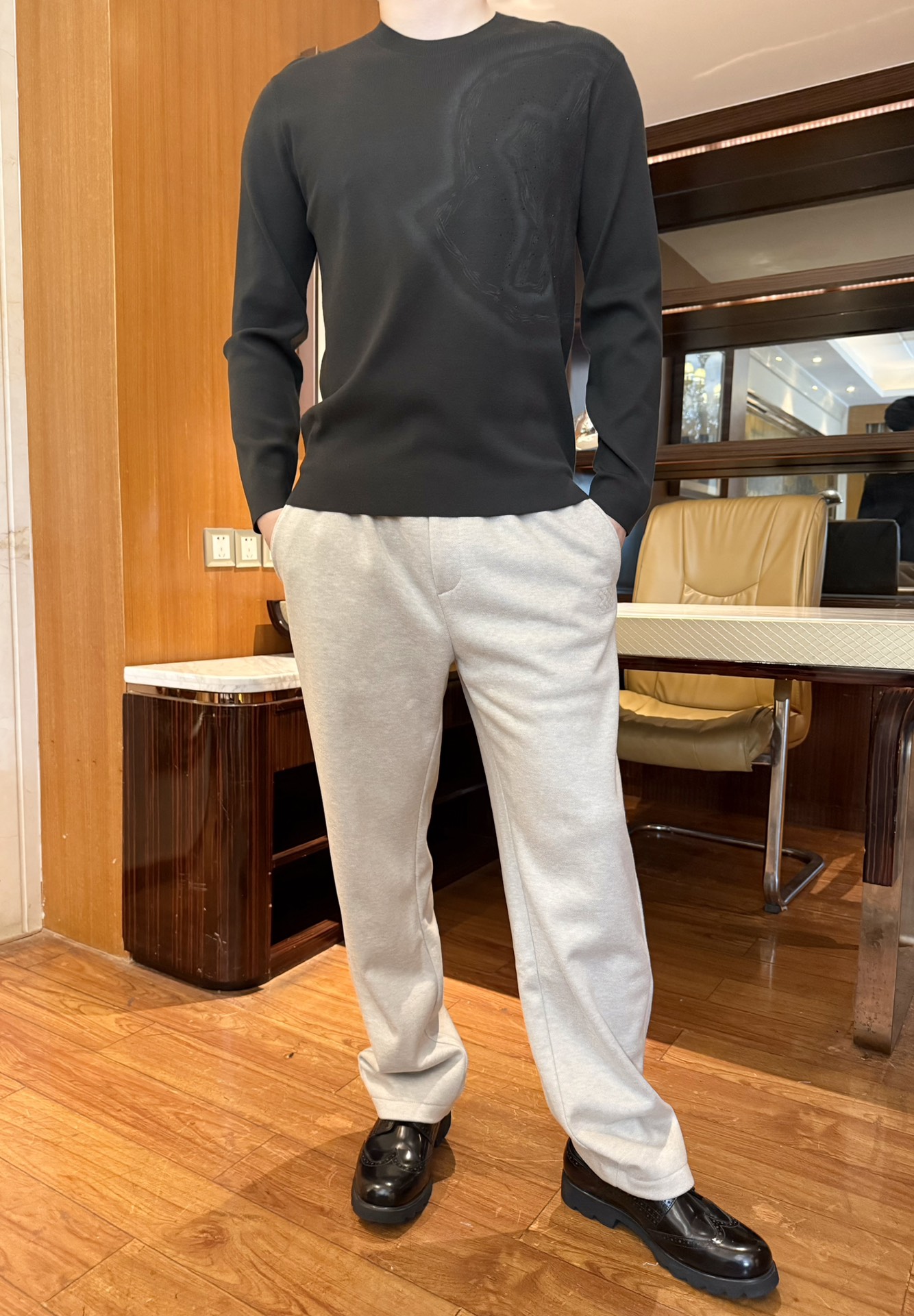 NO:656078,Mouth-2025 new sweater!  The delicate and smooth knitted fabric is comfortable and not tight against the skin. The thin design is light and breathable, keeping warm and neat. The dark jacquard + diamond embellishment has a low-key and exquisite luster. The simple round neck is suitable for various neckline layerings. The slim fit shows the figure without being bloated. The pure coffee base color + light luxury decoration not only retains the versatility of the basic style, but also has a low-key sense of luxury!  Size: 48-56 (model 180/140 wears 50, with Hong Kong Lane Crawford gift box packaging), Moncler, sweaters, alexander wang19860909蒙口-2025新款毛衣！细腻柔滑的针织面料,贴肤舒适不紧绷,薄款设计轻盈透气,兼顾保暖与利落感.暗纹提花+钻饰点缀,低调中带精致光泽,简约圆领适配各种领口叠穿,修身版型显身形不臃肿.纯咖底色+轻奢装饰,既保留基础款的百搭性,又自带低调高级感！码数:48-56(模特180/140穿50,配香港连卡佛礼盒包装),,Moncler,sweaters,alexander wang,Men's clothing