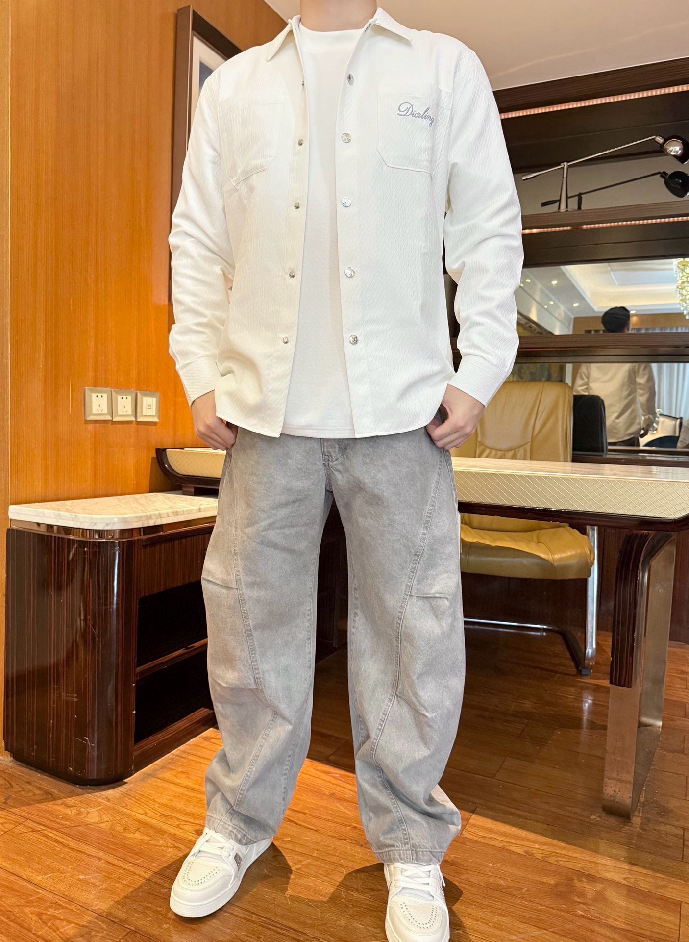 NO:656051,Dior-2025 The latest hot-selling shirts are shipped from the counters. The best-selling items in European and American counters!  Selected Italian custom-made Tencel cotton + recycled fiber fabrics are matched with fashionable designs. The all-over dark pattern printing is full of charm. The upper body effect is great. Size 48-56 (model 180/140 wears 50, with Hong Kong Lane Crawford gift box packaging), dior, alexander wang19860909迪奥-2025专柜最新爆款衬衣出货 欧美专柜热销单品！精选意大利定制天丝棉+再生纤维面料搭配时尚的设计,通体的暗纹印花韵味十足 上身效果超赞.码数48-56（模特180/140穿50,配香港连卡佛礼盒包装）,,dior,alexander wang,Men's clothing