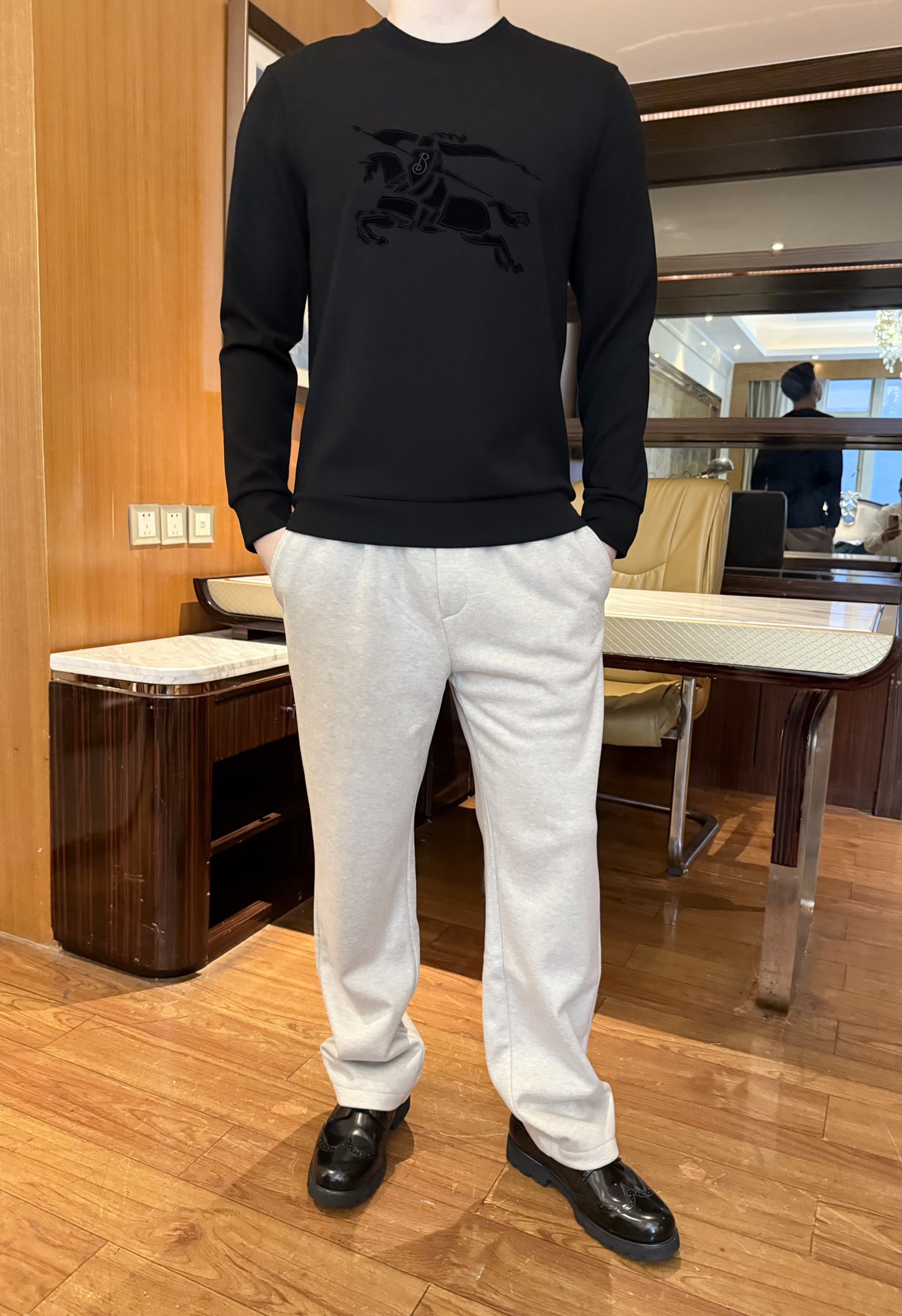 NO:656032,Burberry-2025 new sweatshirt!  The material texture is made of modal cashmere blended fabric, which is soft to the touch and stiff and stylish. It is not easy to pill or deform. It is skin-friendly and breathable and has a certain degree of warmth. It is comfortable and unrestricted for daily wear. The classic round neck version is matched with the same color embossed knight pattern print, which reveals a delicate three-dimensional texture in a low-key manner, avoiding monotony while maintaining a light and luxurious style; the fit is tailored to suit a variety of body shapes, and the cuffs and hem are ribbed.  The mouth design fits the body shape without being loose. The collar is ribbed and reinforced, durable and not easy to loose; the whole has no unnecessary decoration, simple and elegant, can be easily integrated into various combinations, and is practical and wearable. Size 48-56 (model 180/140 wears 50, comes with Hong Kong Lane Crawford gift box packaging), burberry, hoodie, sweatshirts, alexander  wang19860909巴宝莉-2025新款卫衣！材质质感采用莫代尔山羊绒混纺面料,触感柔软且挺括有型,不易起球、变形,亲肤透气的同时兼具一定保暖性,日常穿着舒适无束缚.经典圆领版型搭配同色系浮雕式骑士图案印花,低调中透着精致的立体肌理感,避免单调的同时不失轻奢格调；合身剪裁适配多种身形,袖口与下摆的罗纹收口设计,贴合身形不松垮.领口罗纹包边加固,耐穿不易松垮；整体无多余装饰,简约大气,可轻松融入各种搭配组合,实穿性拉满.码数48-56（模特180/140穿50,配香港连卡佛礼盒包装）,,burberry,hoodie,sweatshirts,alexander wang,Men's clothing