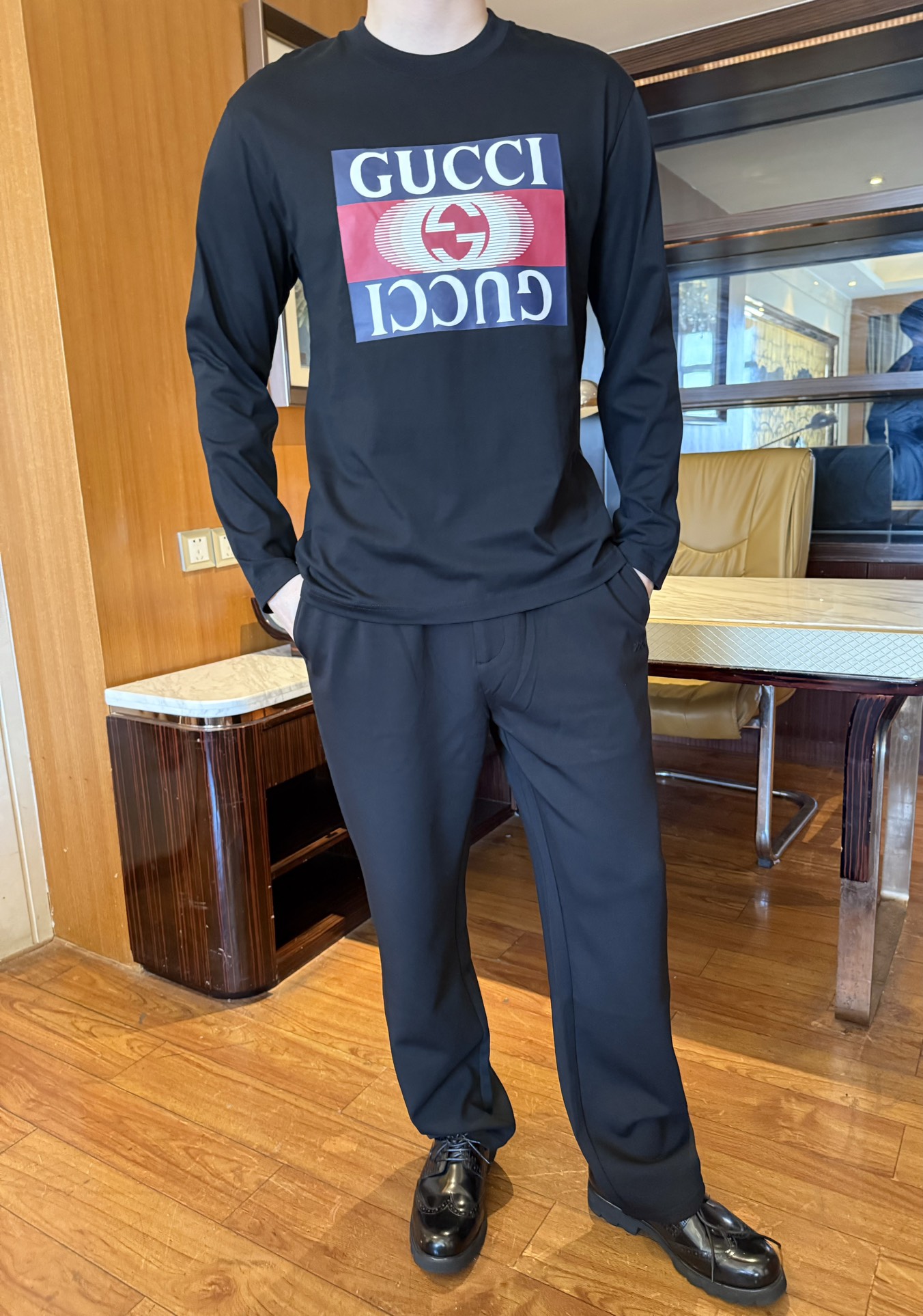 NO:656037,Gucci-2025 new long-sleeved T-shirt!  Selected high-count pure cotton fabric, soft and breathable, skin-friendly and not sweaty, the classic round neck fits the neck more comfortably, the contrasting logo print is eye-catching, the retro reverse letter design highlights your personality, the loose version is not flattering to your body shape, and can be worn alone or layered to create a casual and trendy style. Sizes19860909古琦-2025新款长袖T恤！精选高支纯棉面料,柔软透气亲肤不闷汗,经典圆领贴合颈部更自在,撞色logo印花醒目吸睛,复古反转字母设计彰显个性,宽松版型不挑身形,单穿叠穿都能打造随性潮范.码数XS-XL（模特180/140穿S,配香港连卡佛礼盒包装）,,tees，t-shirt,alexander wang,Men's clothing