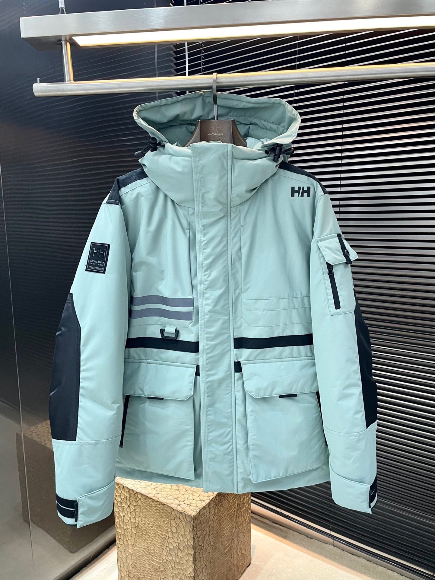 NO:656205,P hellyhansen (Helly Hansen) HH outdoor mountaineering cold and windproof down jacket. Goose down is equipped with professional water-repellent fabrics from a Nordic brand. The design is simple and smooth, showing functionality and style.  Features and advantages: This model uses dermizax fabric, JIS standard grade, which has a certain amount of elasticity compared to conventional hard shells. The unrestricted version makes it more comfortable to wear, ensuring that it is comfortable to wear and will not feel stuffy even during exercise. Wear it many times while walking in the rain, and the entire upper body of the person is completely dry without any leakage. Applicable scenarios: This model is suitable for outdoor activities, such as hiking, traveling to and from office or school, etc. Actual effect display: This model is available in three colors, and the design lines are more elegant and beautiful.  S-XXL,,down jacket,alexander wang19860909P  hellyhansen（海丽汉森）HH户外登山防寒防风羽绒服 鹅绒搭载专业防泼水面料得北欧品牌 设计线条简约流畅 机能型格尽显 特点优点:该使用dermizax面料,jis标准等级,相比常规的硬壳带有一定弹力,无拘束版型让穿着更加自如,确保穿着舒适,即使在运动过程中也不会感觉闷热.多次穿着在雨中行进,整个人的上身完全干爽,没有出现渗透的情况.适用场景:这款适用于户外活动,比如徒步、往返办公或学校等.实际效果展示:该款的颜色设置三色可选,设计的出线条更加优雅有美感 码数 S一XXL,,down jacket,alexander wang,Men's clothing