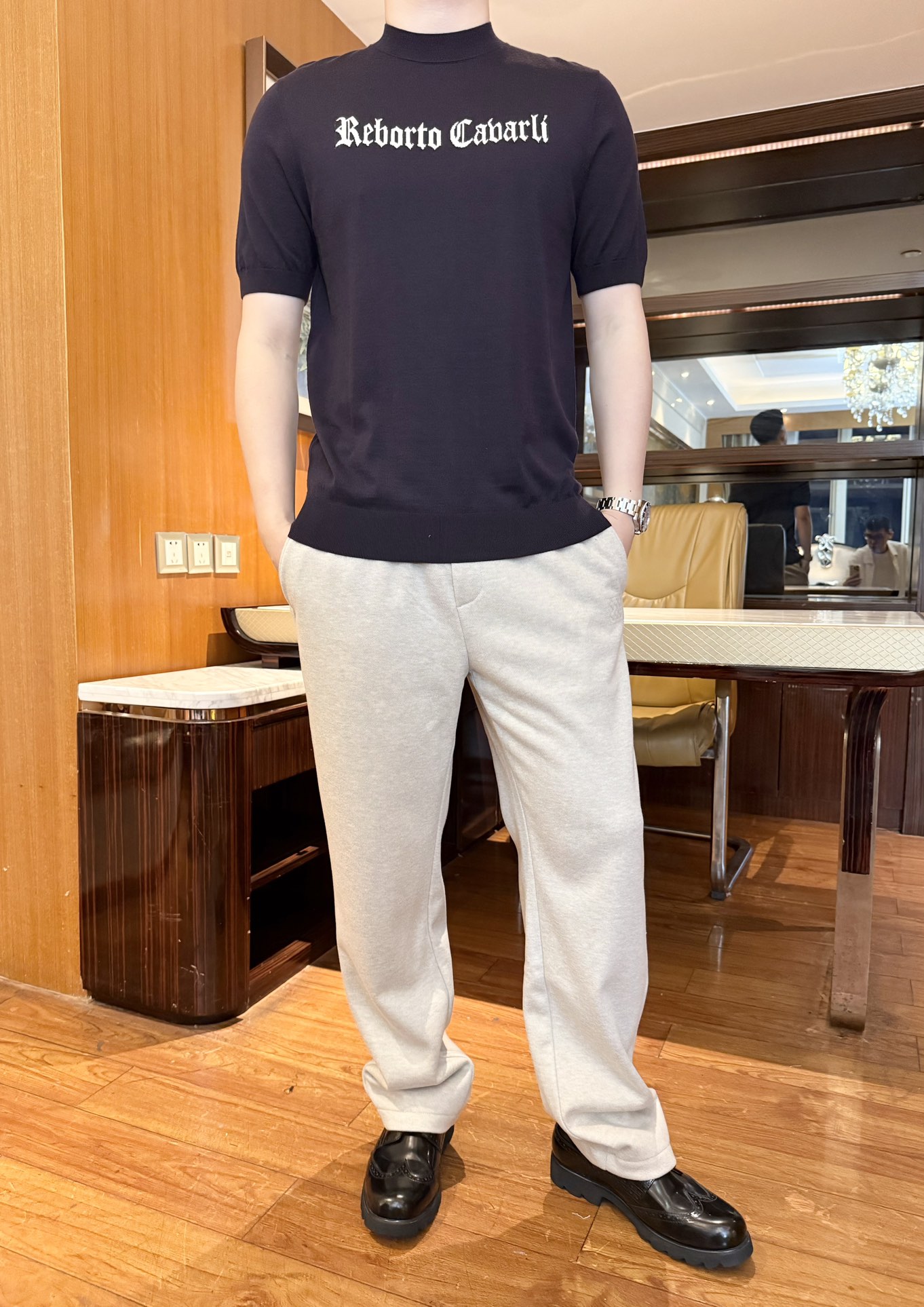 NO:656042,Cavalli-2025 new round neck T-shirt!  Made of fine 100% wool fabric, it feels soft and skin-friendly. It has the texture of wool while maintaining the lightness and breathability of short sleeves, saying goodbye to the cheap feeling of ordinary T-shirts. It has micro-elastic properties that fit the body shape, allowing unrestricted movement, and is comfortable to wear in all seasons. The three-dimensional embroidered letters on the chest are made of retro floral letters, which are exquisite and not exaggerated, improving the recognition of the item. The combination of half-high collar + short sleeves is both warm and refreshing, making it a niche and high-end product.  Wearing options. The slim-fitting micro-elastic version can modify the body shape and make you look slimmer without being tight; it can be worn alone or layered. It is a 'universal style' for the transition from spring to autumn and for winter inner wear. One piece covers the needs of multiple scenes. Size: 48-46 (model 180/140 wears 50, comes with Hong Kong Lane Crawford gift box packaging), T-shirt, tees, t-shirt, alexander  wang19860909卡瓦利-2025新款圆领T恤！采用细腻百分百羊毛面料,触感柔软亲肤,既有羊毛的质感又保持了短袖的轻薄透气,告别普通T恤的廉价感；微弹属性贴合身形,活动无束缚,四季穿都舒适.胸前立体刺绣字母采用复古花体字,精致不浮夸,提升单品辨识度；半高领+短袖的组合,兼顾保暖与清爽,是小众高级的穿搭选择.修身微弹版型能修饰身形,显瘦不紧绷；可单穿也可叠搭,是春秋过渡、冬季内搭的“万能款”,一件覆盖多场景穿搭需求.码数:48-46(模特180/140穿50,配香港连卡佛礼盒包装),,T-shirt,tees，t-shirt,alexander wang,Men's clothing