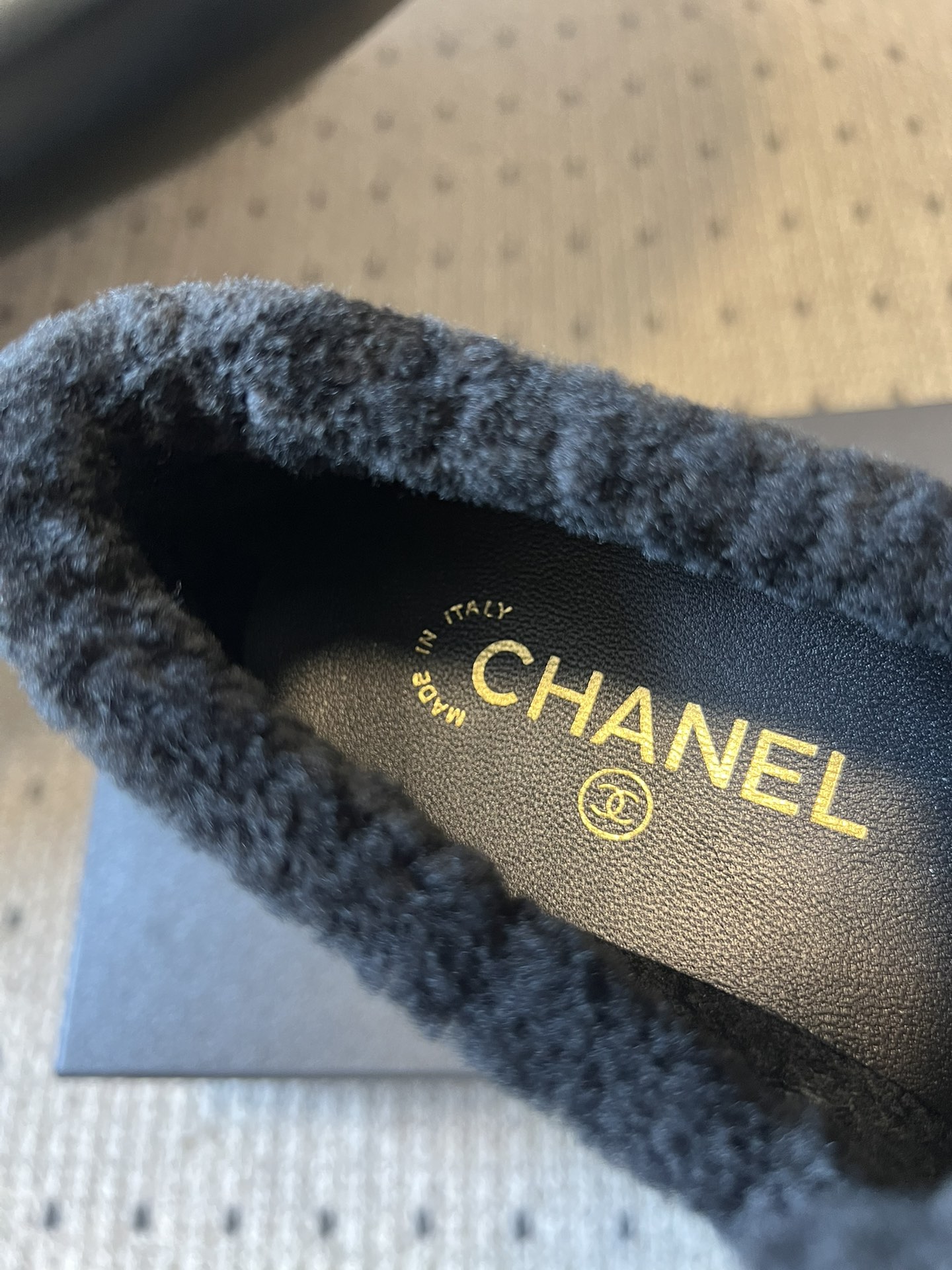 Chane* 蝴蝶结拼接风毛绒乐福鞋休闲鞋鞋面融合漆皮、马毛/毛绒材质，鞋内加绒设计，兼顾质感与保暖性；