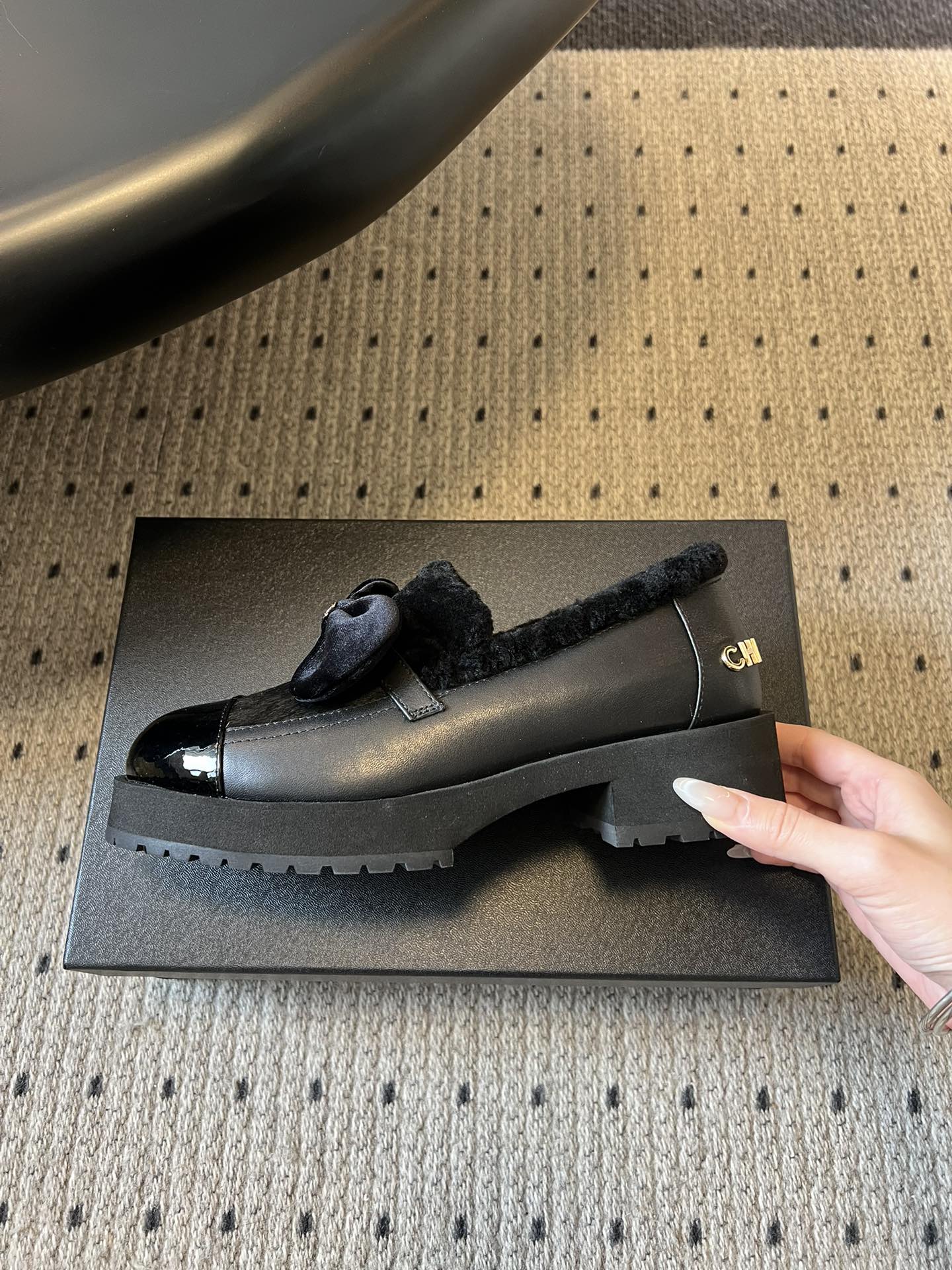 Chane* 蝴蝶结拼接风毛绒乐福鞋休闲鞋鞋面融合漆皮、马毛/毛绒材质，鞋内加绒设计，兼顾质感与保暖性；