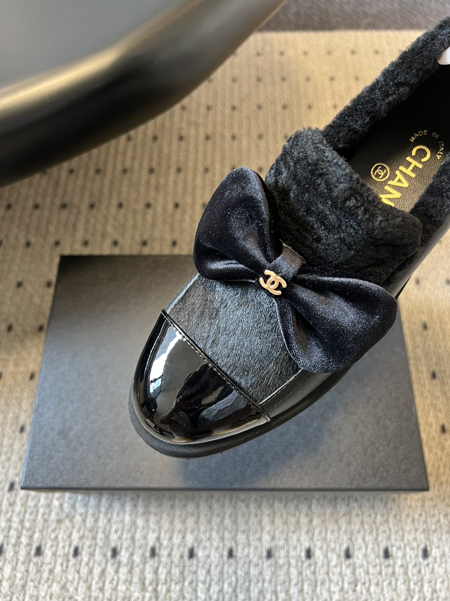 Chane* 蝴蝶结拼接风毛绒乐福鞋休闲鞋鞋面融合漆皮、马毛/毛绒材质，鞋内加绒设计，兼顾质感与保暖性；
