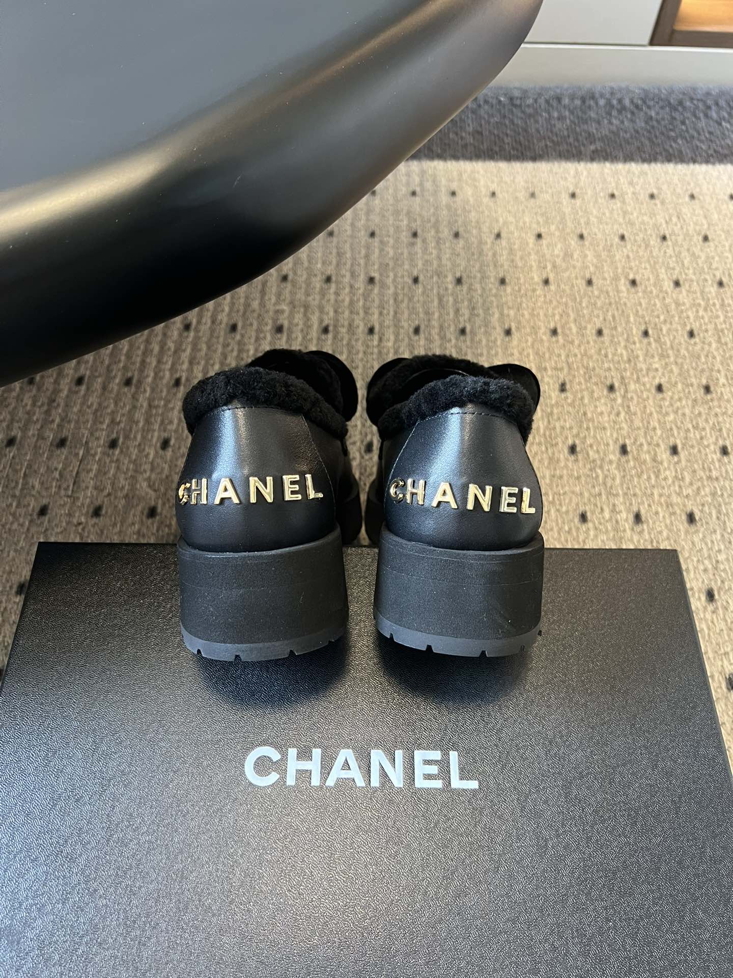 Chane* 蝴蝶结拼接风毛绒乐福鞋休闲鞋鞋面融合漆皮、马毛/毛绒材质，鞋内加绒设计，兼顾质感与保暖性；