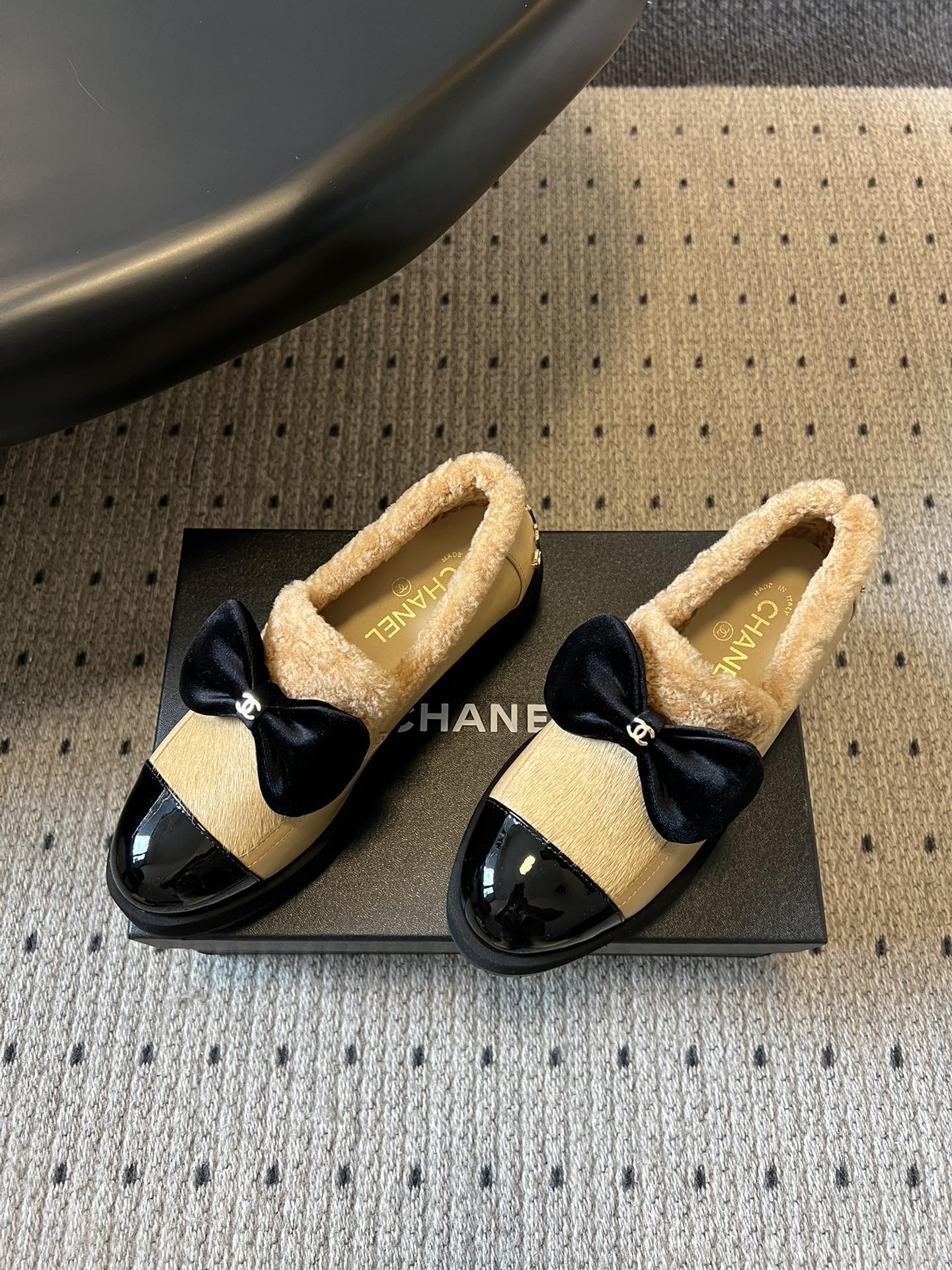 Chane* 蝴蝶结拼接风毛绒乐福鞋休闲鞋鞋面融合漆皮、马毛/毛绒材质，鞋内加绒设计，兼顾质感与保暖性；