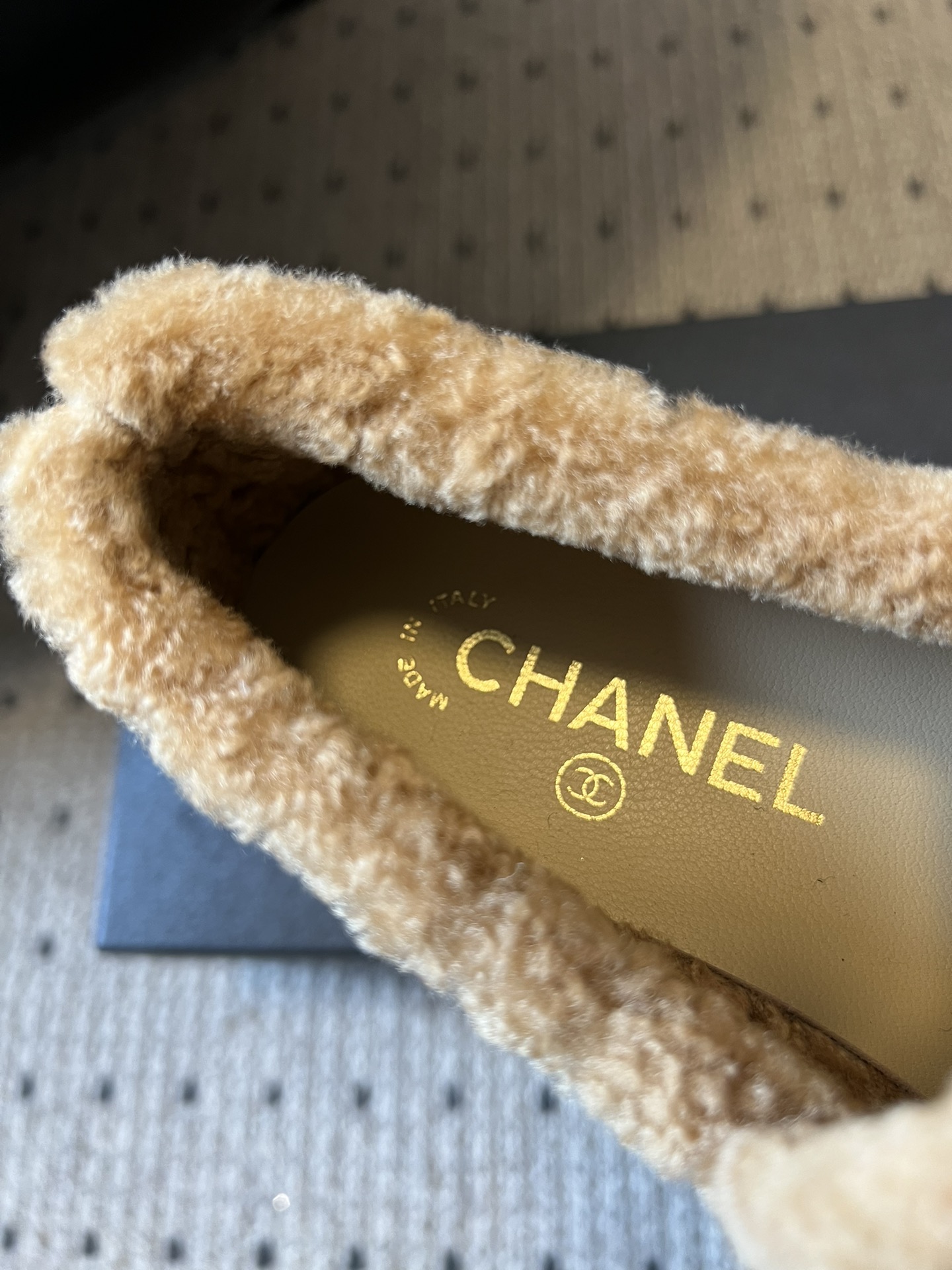 Chane* 蝴蝶结拼接风毛绒乐福鞋休闲鞋鞋面融合漆皮、马毛/毛绒材质，鞋内加绒设计，兼顾质感与保暖性；