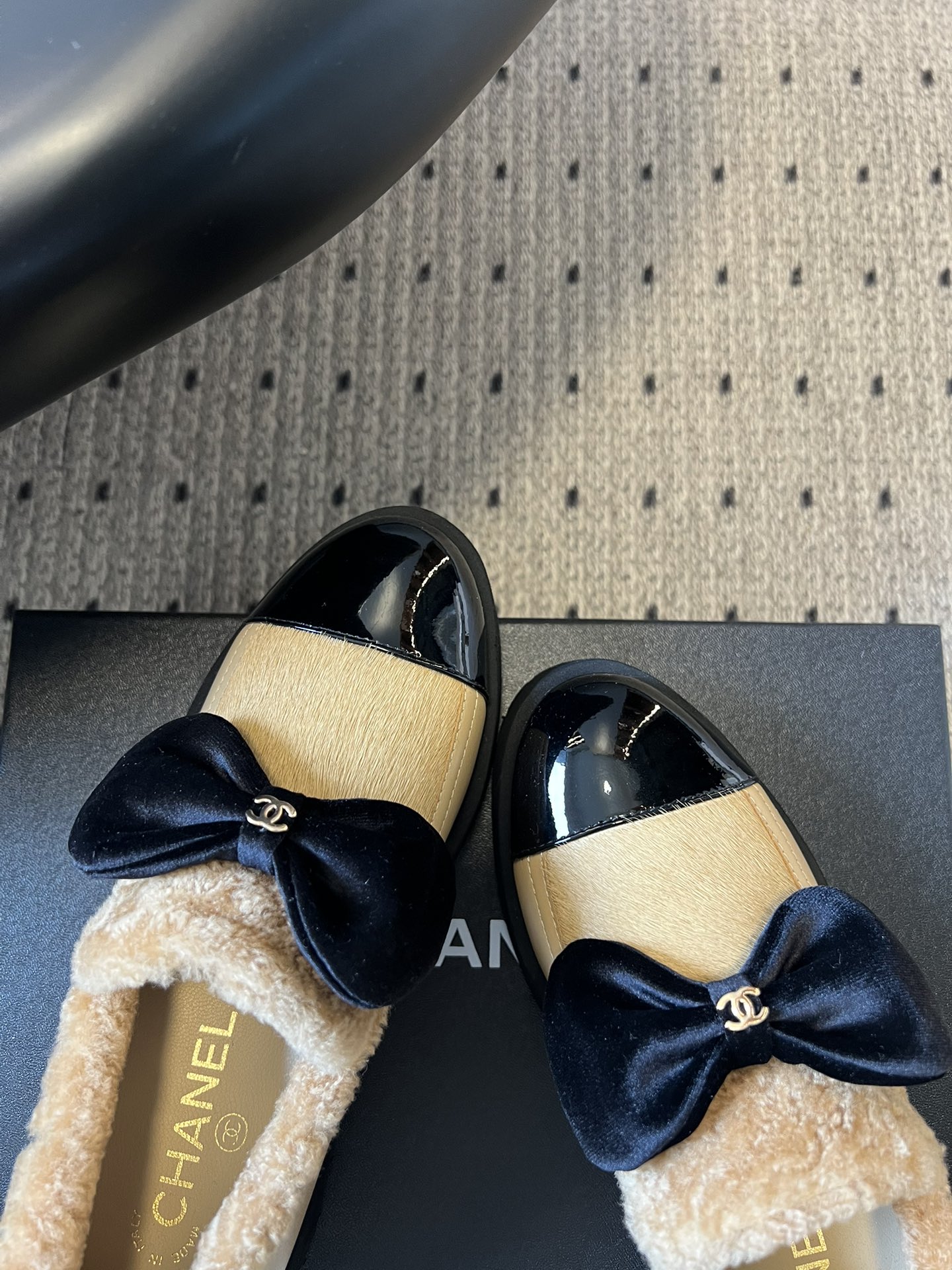 Chane* 蝴蝶结拼接风毛绒乐福鞋休闲鞋鞋面融合漆皮、马毛/毛绒材质，鞋内加绒设计，兼顾质感与保暖性；