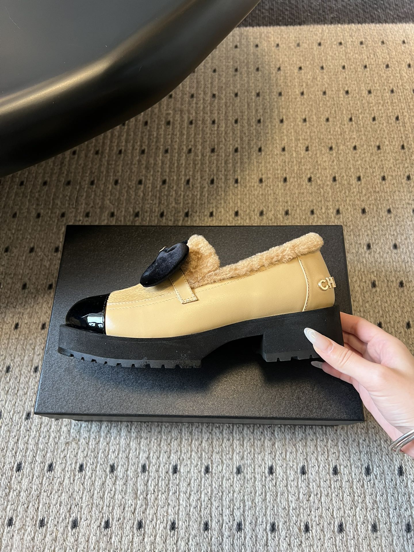 Chane* 蝴蝶结拼接风毛绒乐福鞋休闲鞋鞋面融合漆皮、马毛/毛绒材质，鞋内加绒设计，兼顾质感与保暖性；