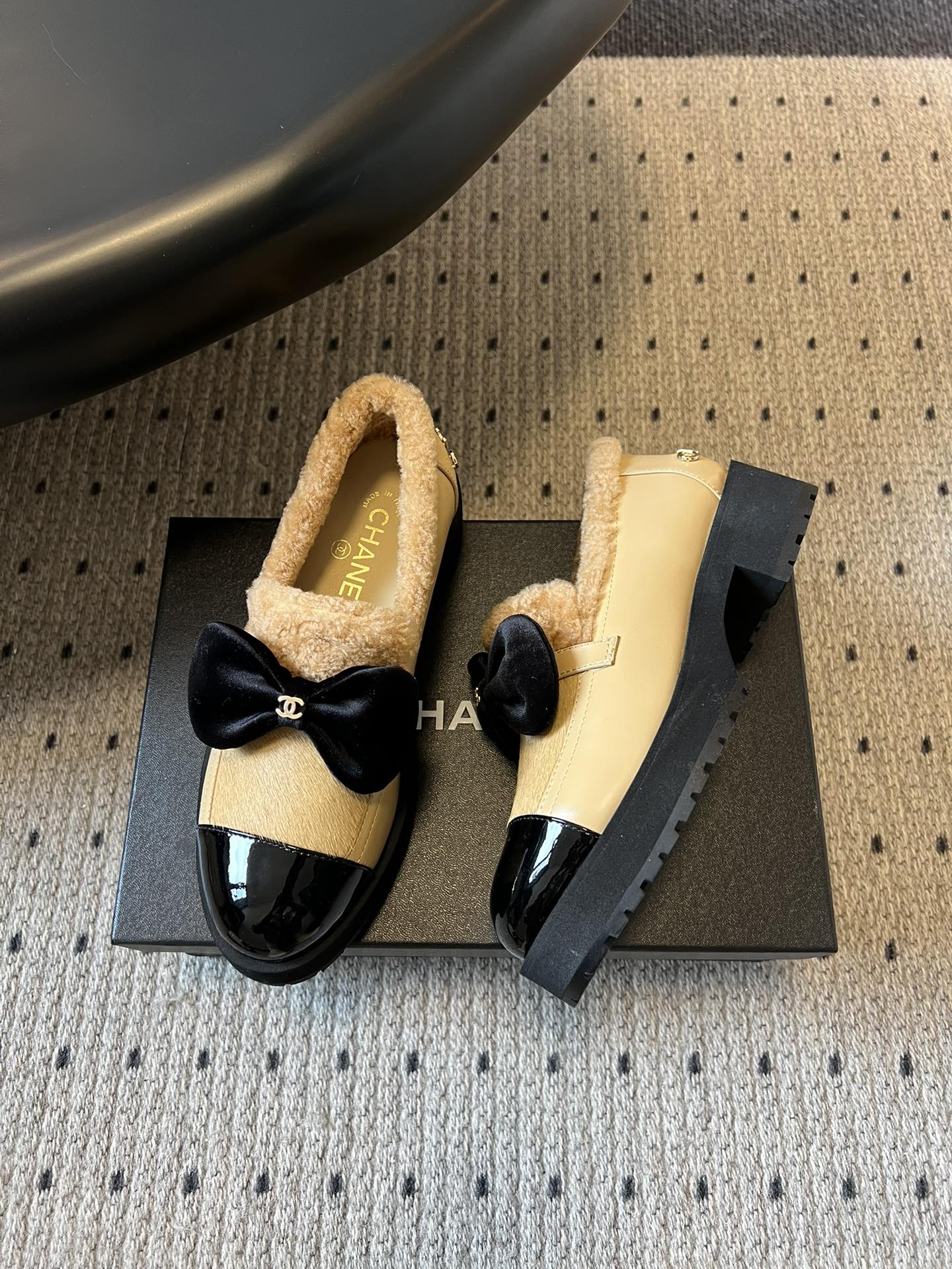 Chane* 蝴蝶结拼接风毛绒乐福鞋休闲鞋鞋面融合漆皮、马毛/毛绒材质，鞋内加绒设计，兼顾质感与保暖性；