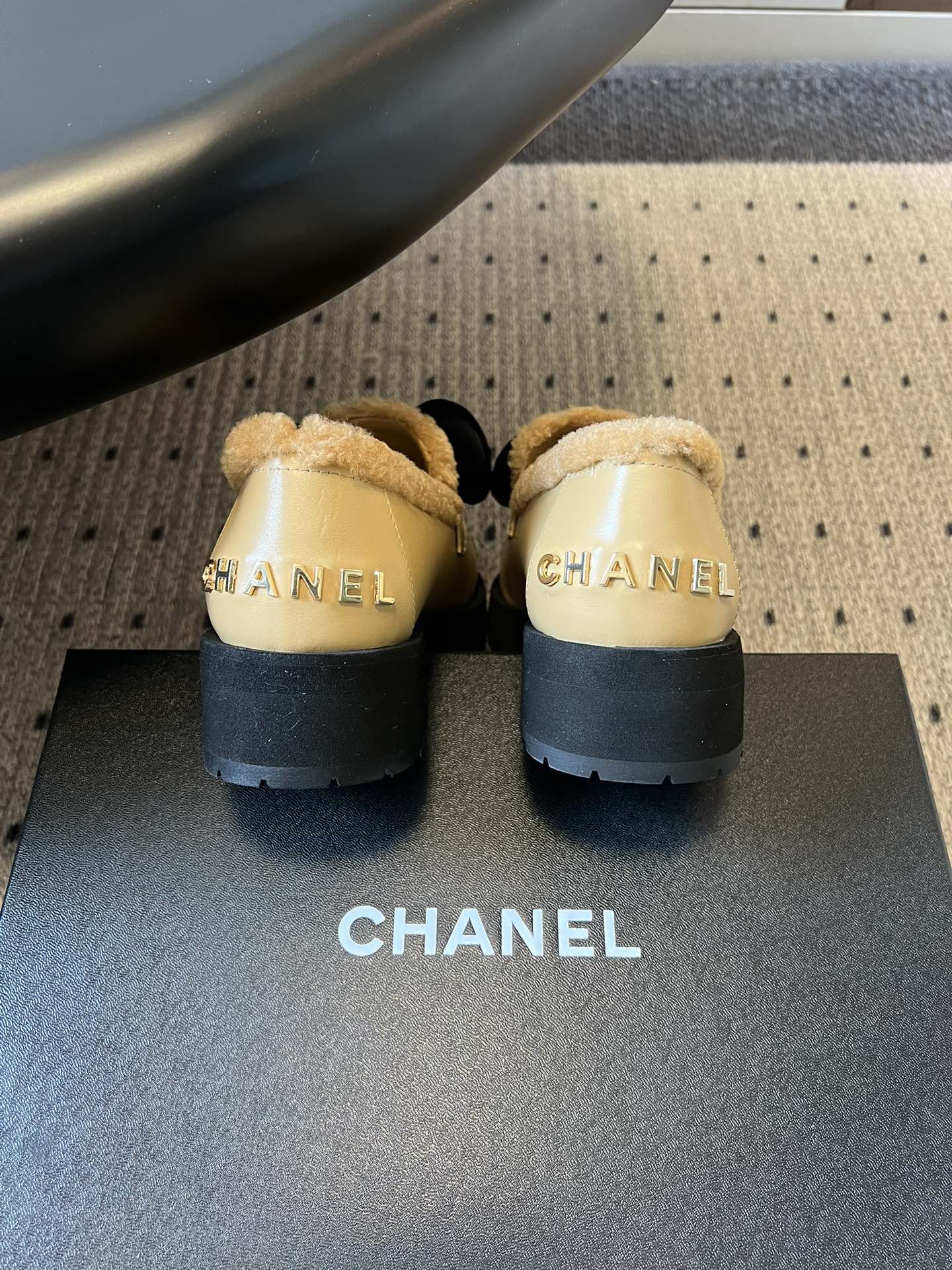 Chane* 蝴蝶结拼接风毛绒乐福鞋休闲鞋鞋面融合漆皮、马毛/毛绒材质，鞋内加绒设计，兼顾质感与保暖性；