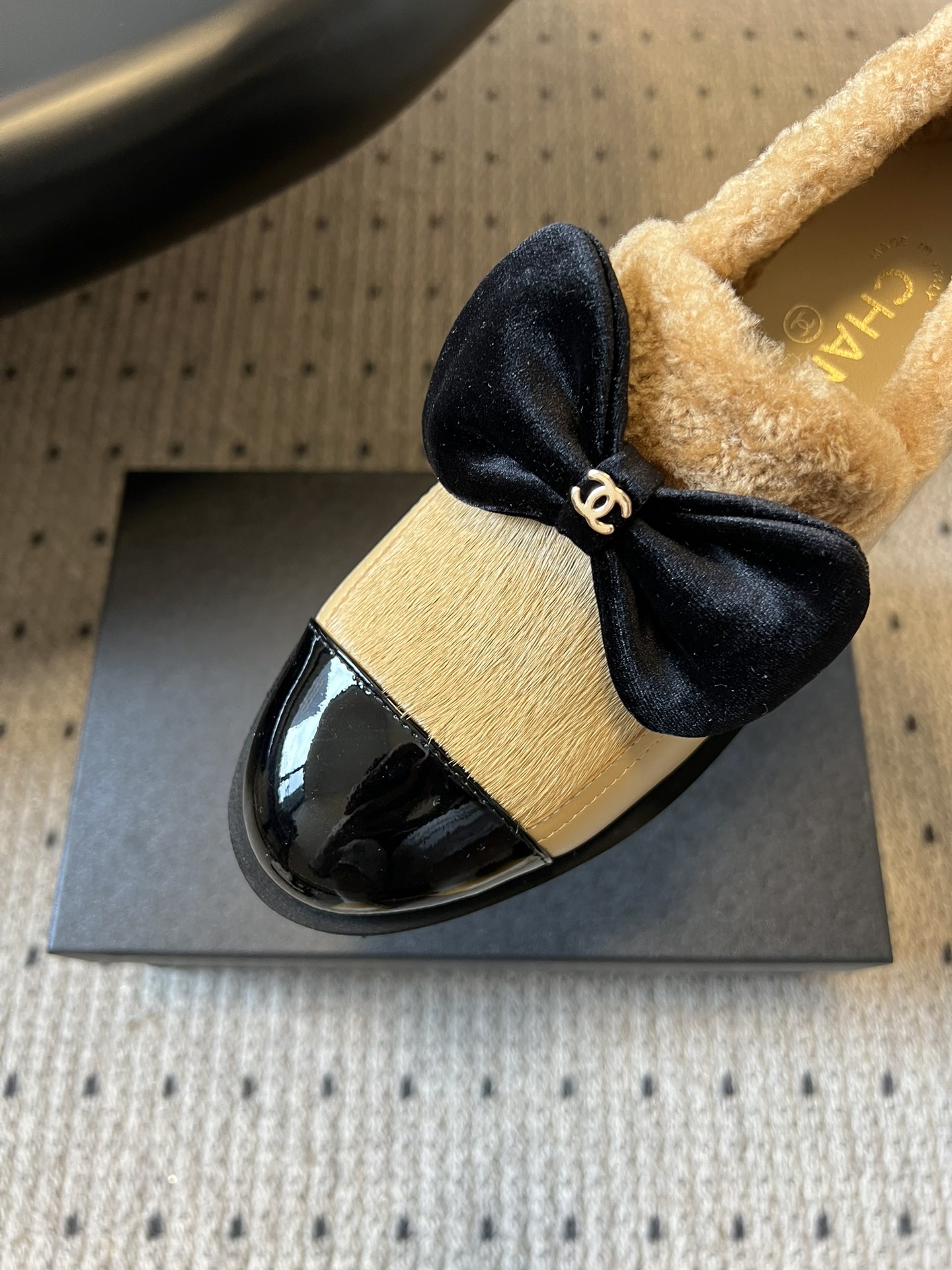 Chane* 蝴蝶结拼接风毛绒乐福鞋休闲鞋鞋面融合漆皮、马毛/毛绒材质，鞋内加绒设计，兼顾质感与保暖性；