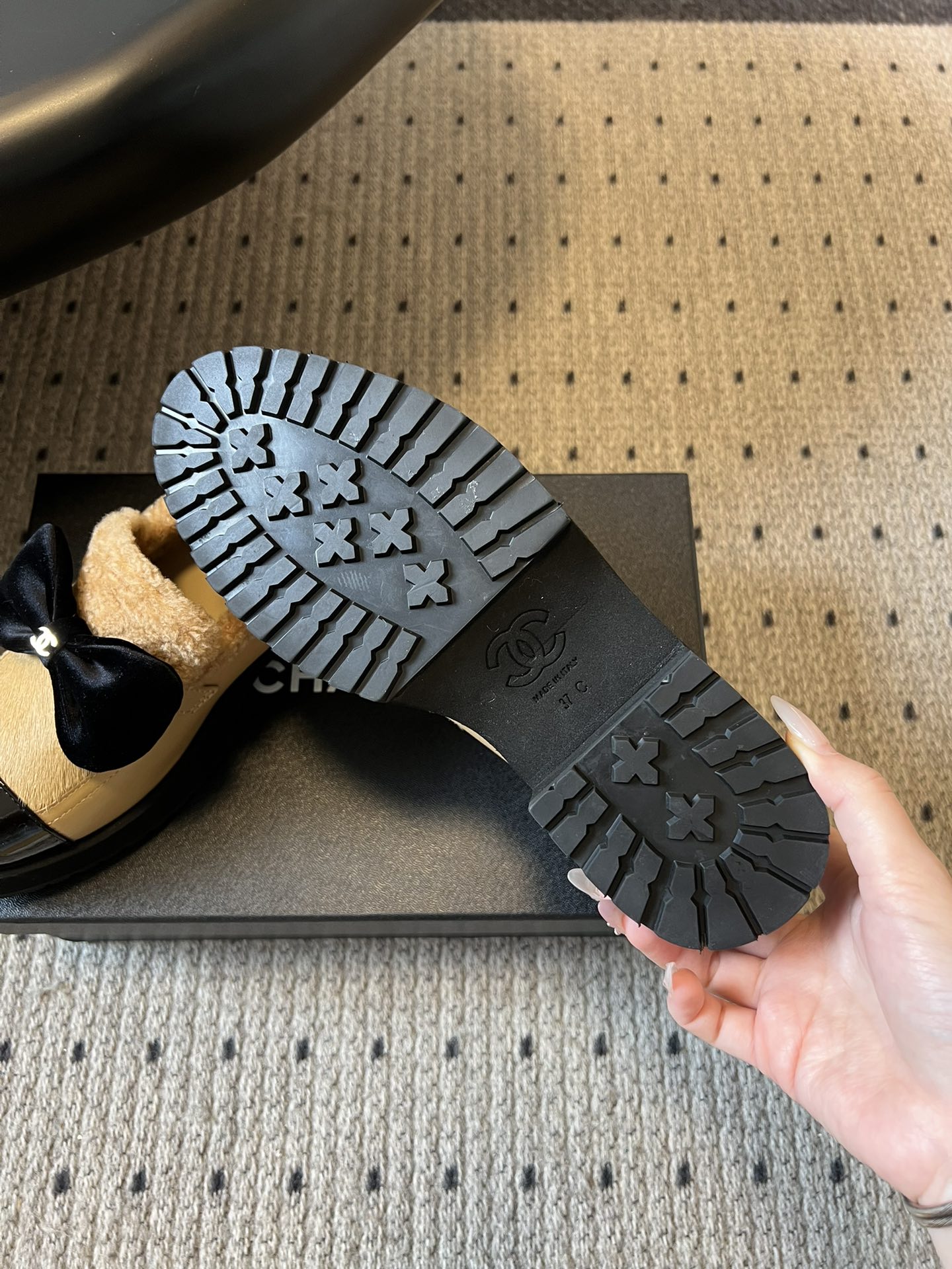 Chane* 蝴蝶结拼接风毛绒乐福鞋休闲鞋鞋面融合漆皮、马毛/毛绒材质，鞋内加绒设计，兼顾质感与保暖性；