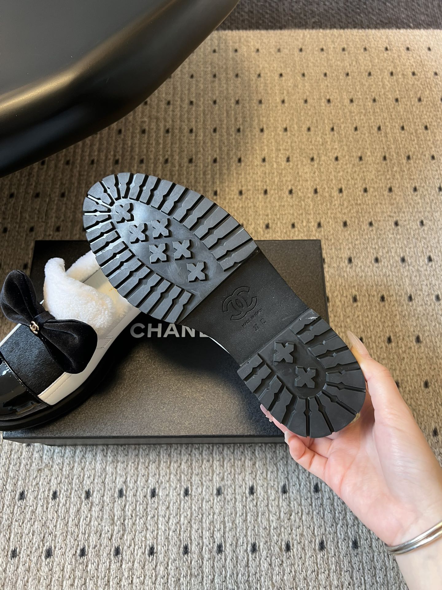 Chane* 蝴蝶结拼接风毛绒乐福鞋休闲鞋鞋面融合漆皮、马毛/毛绒材质，鞋内加绒设计，兼顾质感与保暖性；