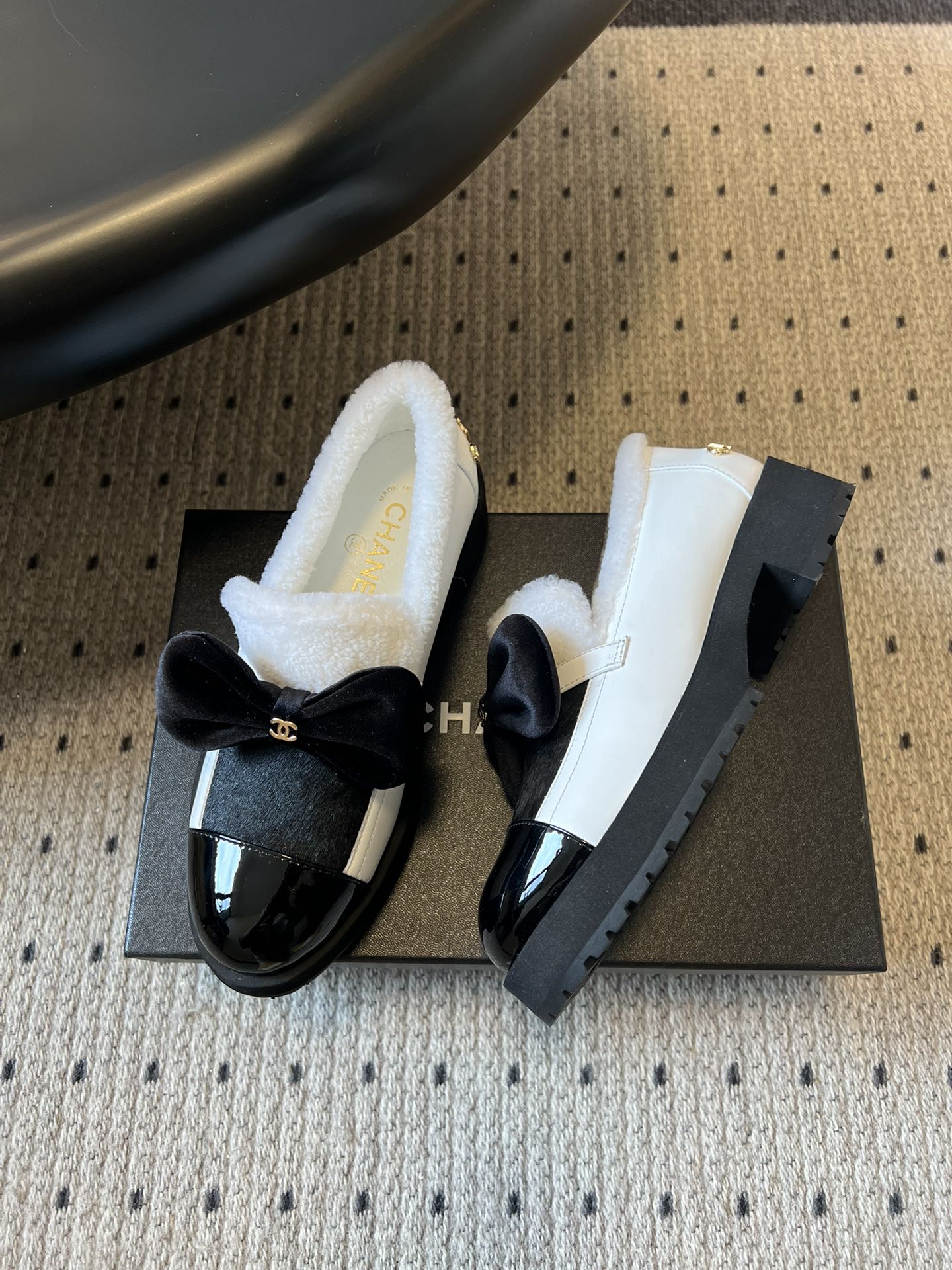 Chane* 蝴蝶结拼接风毛绒乐福鞋休闲鞋鞋面融合漆皮、马毛/毛绒材质，鞋内加绒设计，兼顾质感与保暖性；