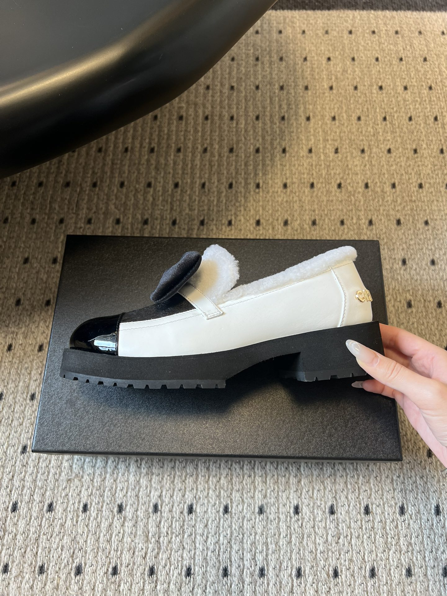 Chane* 蝴蝶结拼接风毛绒乐福鞋休闲鞋鞋面融合漆皮、马毛/毛绒材质，鞋内加绒设计，兼顾质感与保暖性；