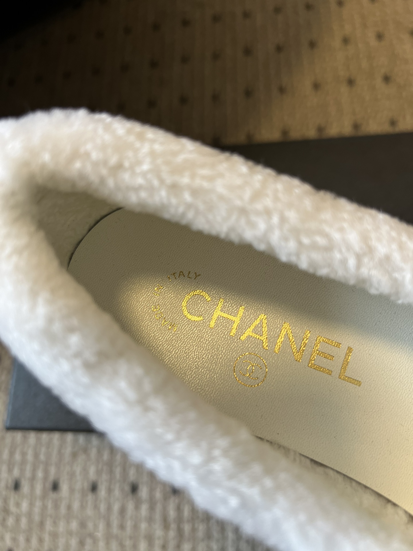 Chane* 蝴蝶结拼接风毛绒乐福鞋休闲鞋鞋面融合漆皮、马毛/毛绒材质，鞋内加绒设计，兼顾质感与保暖性；