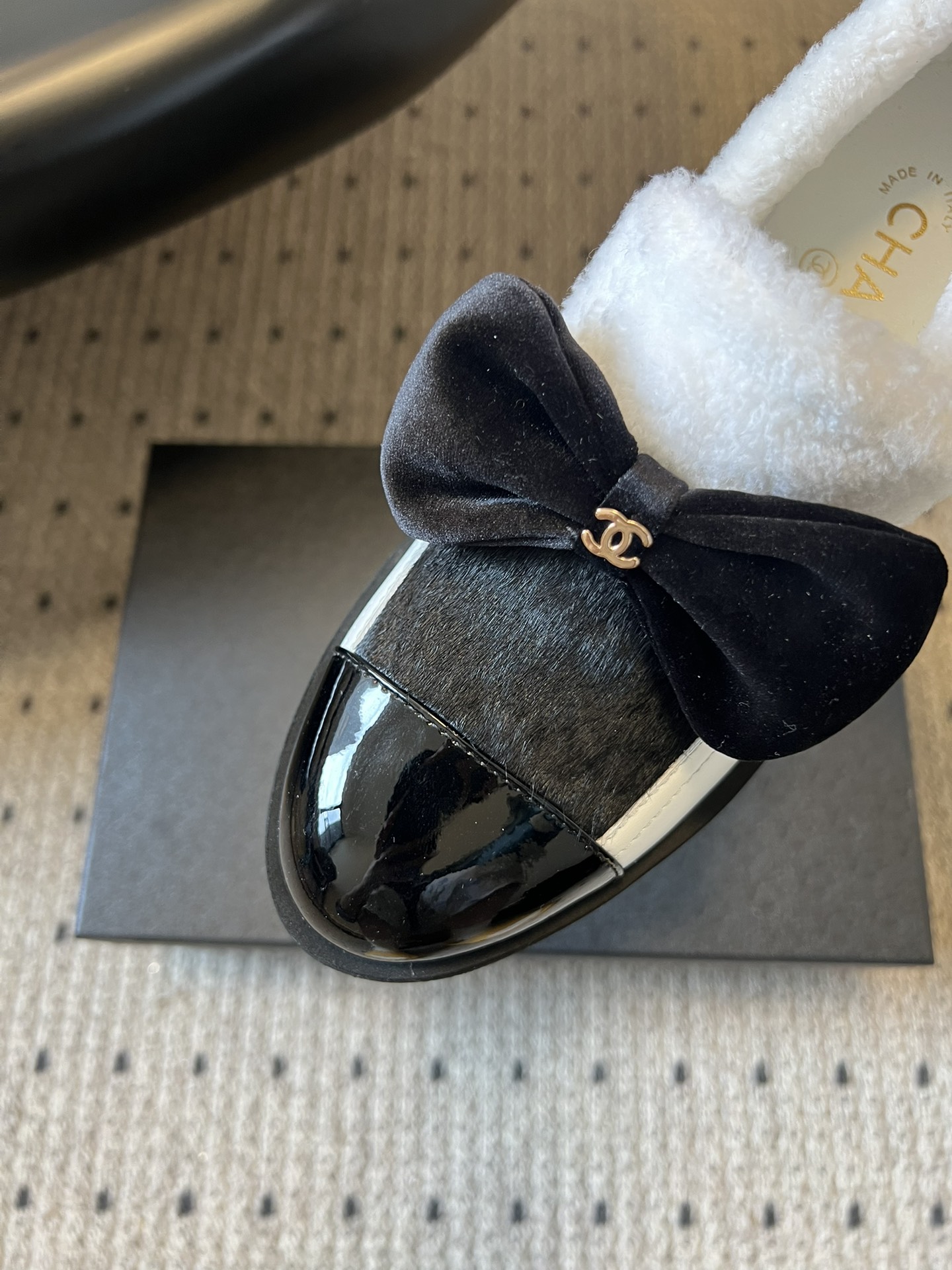 Chane* 蝴蝶结拼接风毛绒乐福鞋休闲鞋鞋面融合漆皮、马毛/毛绒材质，鞋内加绒设计，兼顾质感与保暖性；