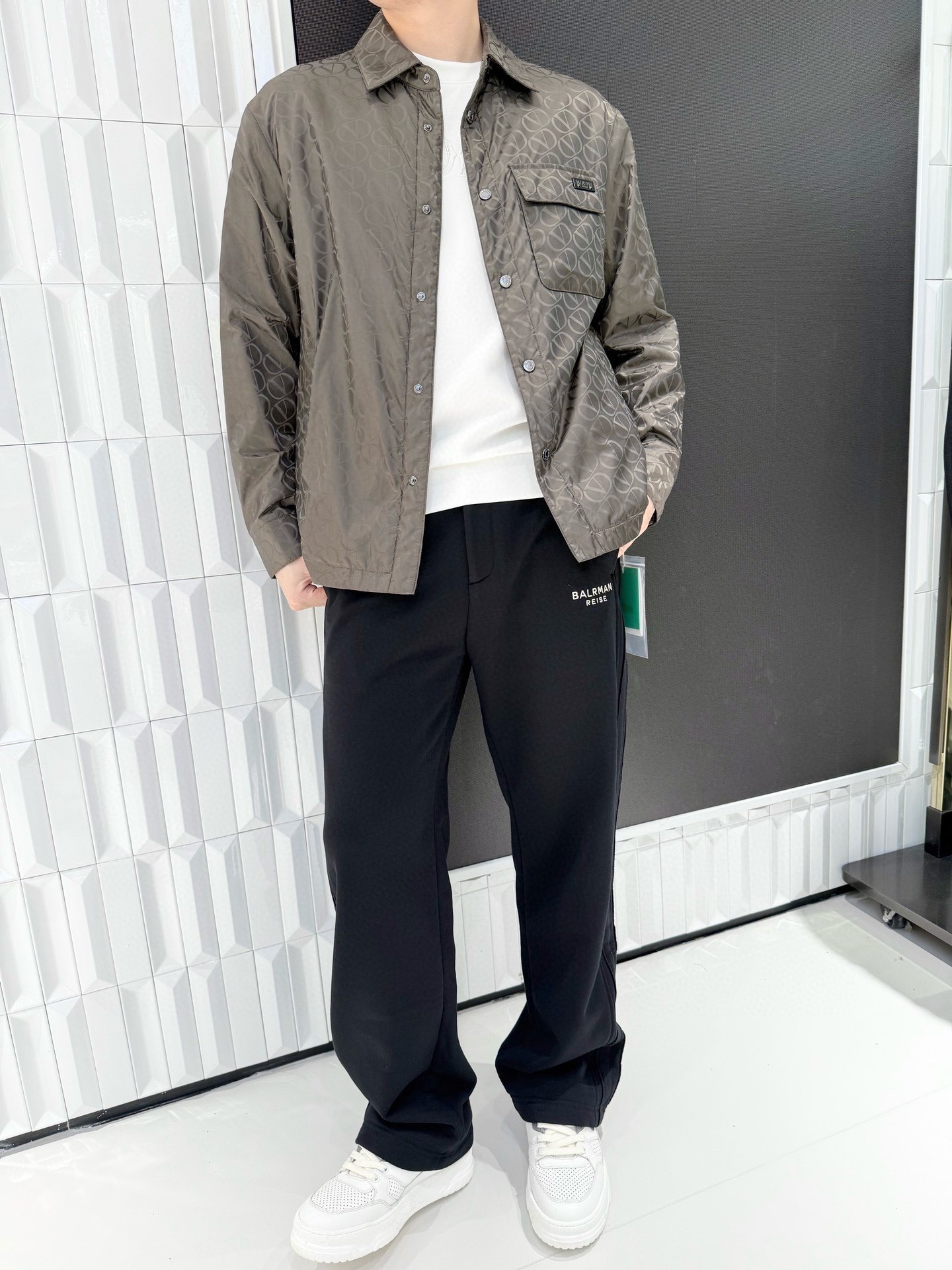 NO:656048,Valentino-2025 high-end new thin cotton jacket!  The shirt-style silhouette has both a casual and light business feel. The dark pattern of the brand logo is printed all over to enhance the visual level. The brand logo on the pocket is embellished with details to highlight the texture and trendy tone.  The use of lightweight and windproof high-density fabrics can not only resist the wind in cool climates, but also maintain the lightness of wearing without a heavy and restrictive feeling. The single-breasted button opening and closing design is convenient, and it can easily create a 'layered layering' and is suitable for various styles. Size 48-56 (model 180/140 wears 50, comes with Hong Kong Lane Crawford gift box packaging), valentino, jackets & coats, shirts, alexander wang19860909华伦天奴-2025高端新款薄棉外套！衬衫式廓形兼具休闲与轻商务感,满印品牌标识暗纹提升视觉层次,口袋处的品牌标牌点缀细节,彰显质感与潮流调性. 选用轻薄且防风的高密面料,既能抵御微凉气候的风感,又保持穿着的轻盈度,无厚重束缚感.单排扣开合设计便捷,轻松打造“叠穿层次感”,适配多种风格造型.码数48-56（模特180/140穿50,配香港连卡佛礼盒包装）,,valentino,jackets & coats,shirts,alexander wang,Men's clothing